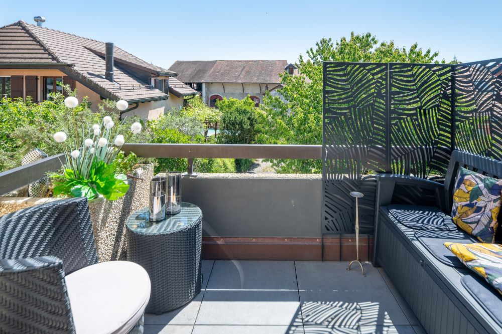Balkon mit Sitzgruppe und Sichtschutz