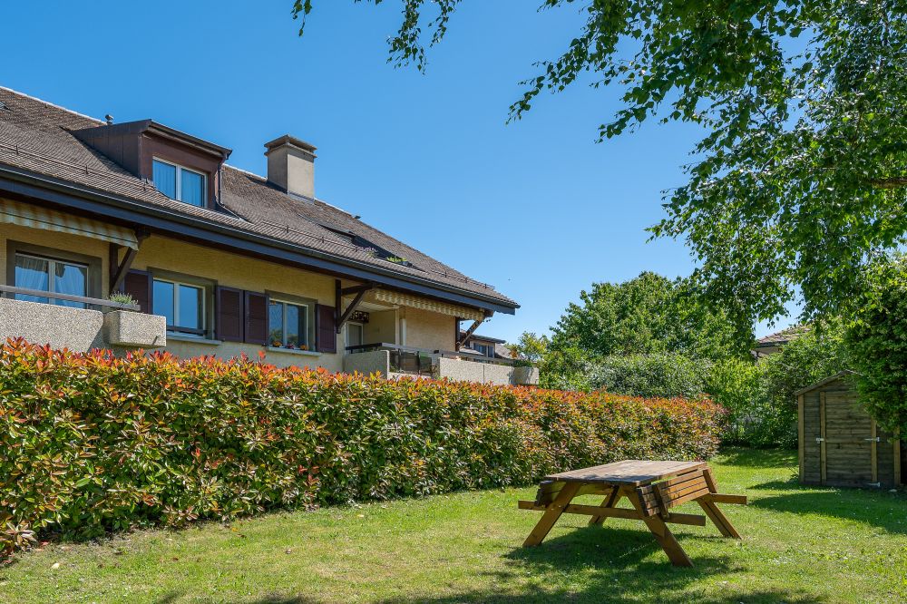 Garten mit Reihenhaus und Terrasse