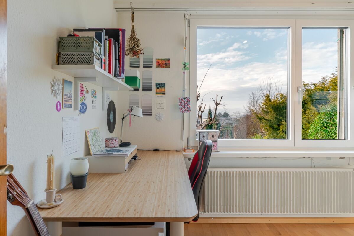 Helles Arbeitszimmer mit großem Fenster