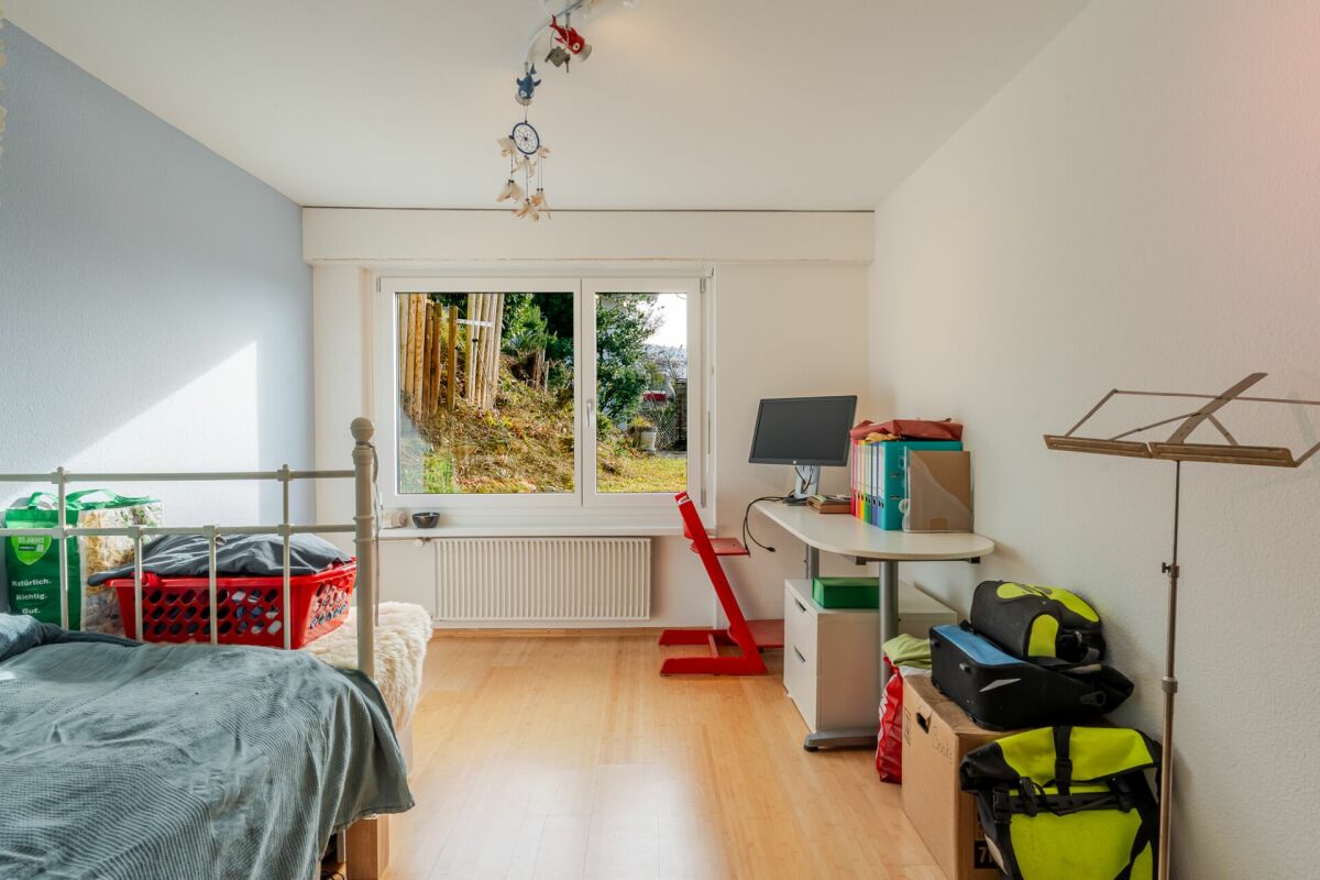 Kinderzimmer mit Schreibtisch und Bett