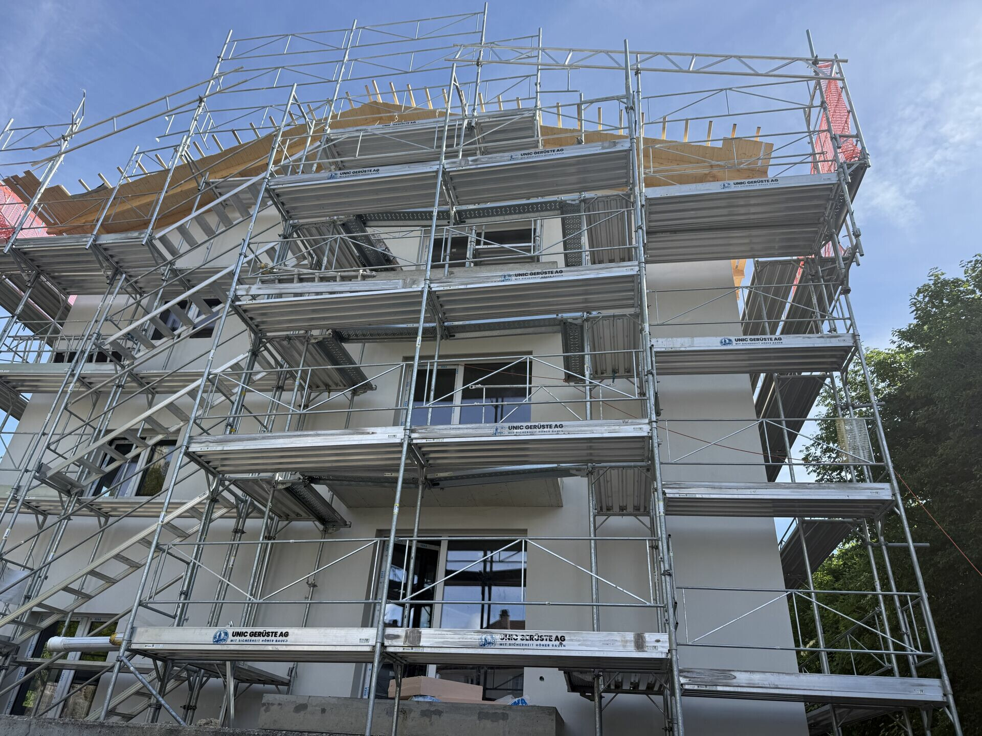 Mehrstöckiges Gebäude im Bau mit Gerüst