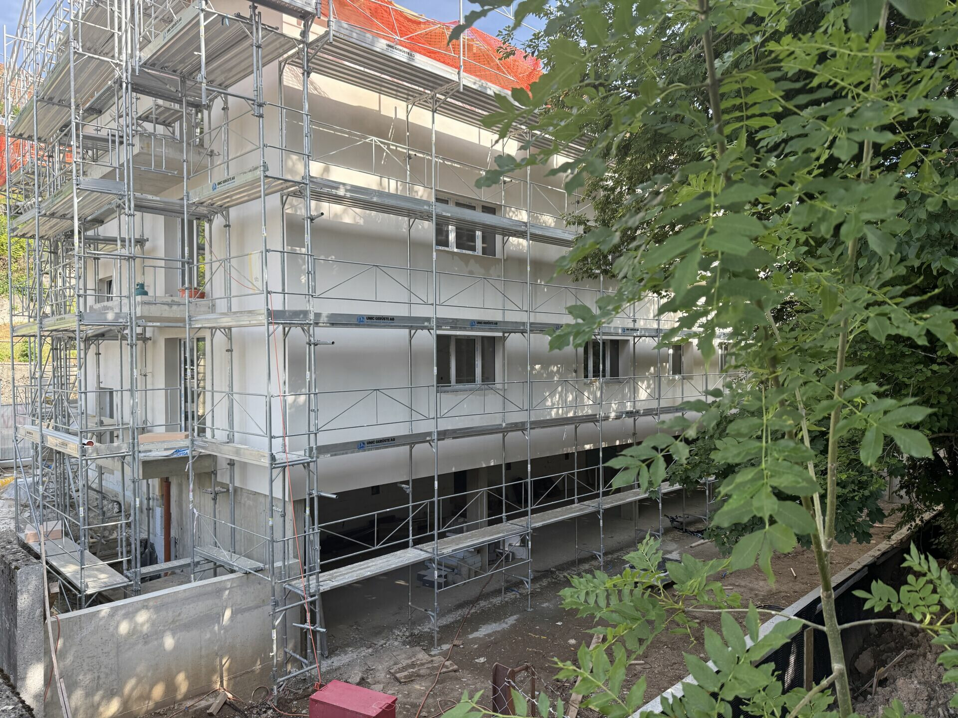 Mehrfamilienhaus im Baugerüst
