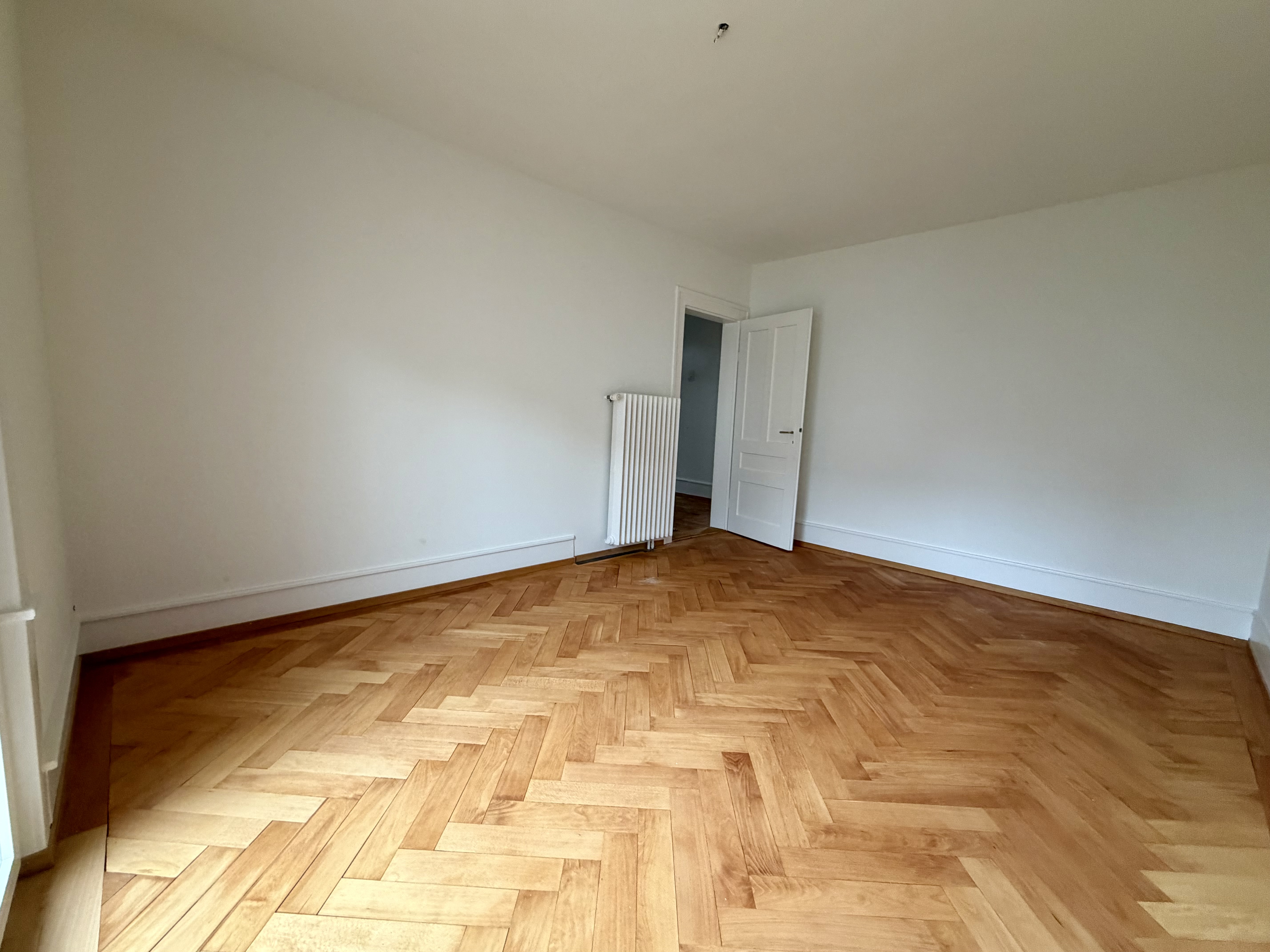 Leerer Raum mit Parkettboden