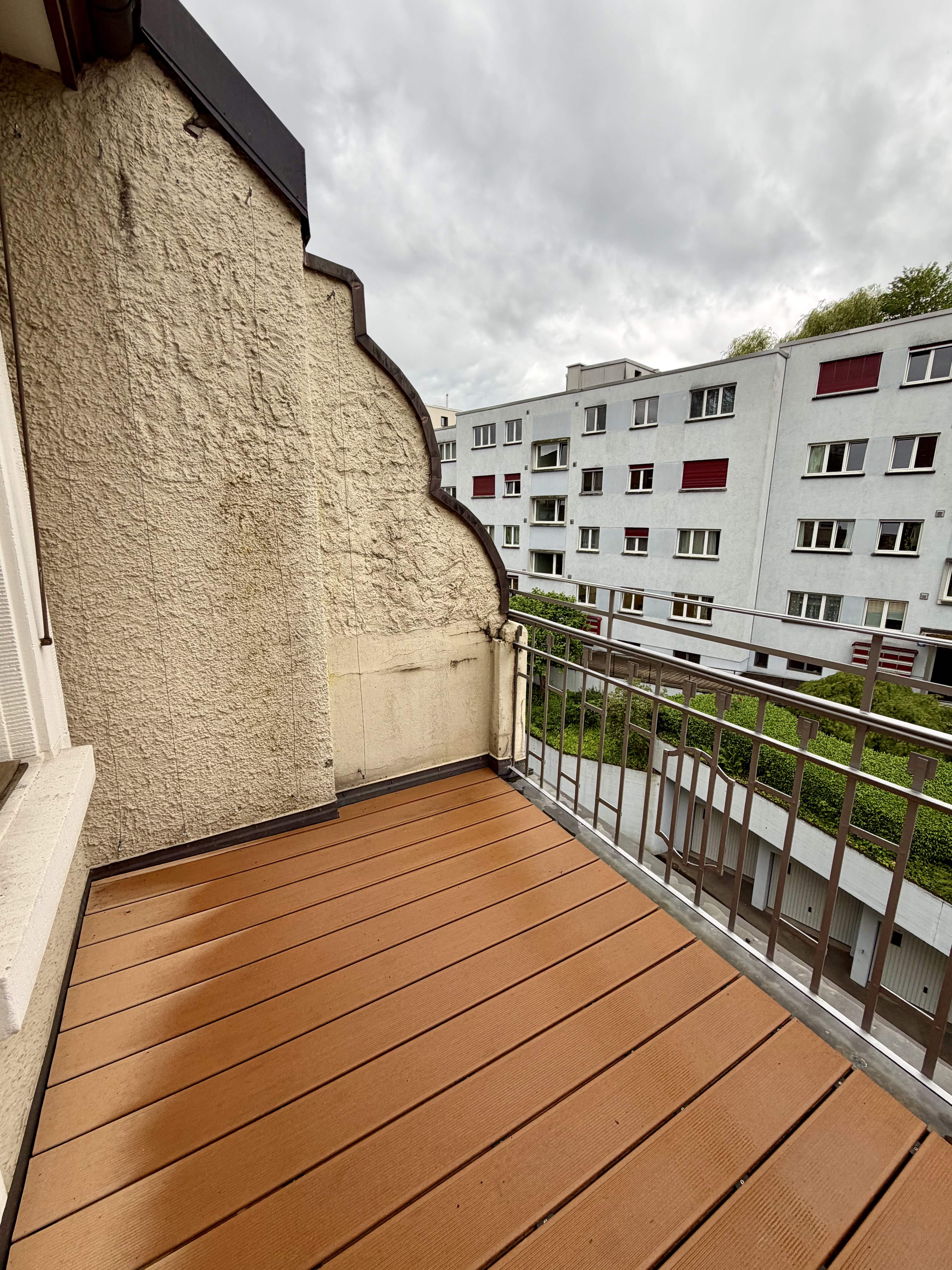 Balkon mit Blick auf Wohnanlage