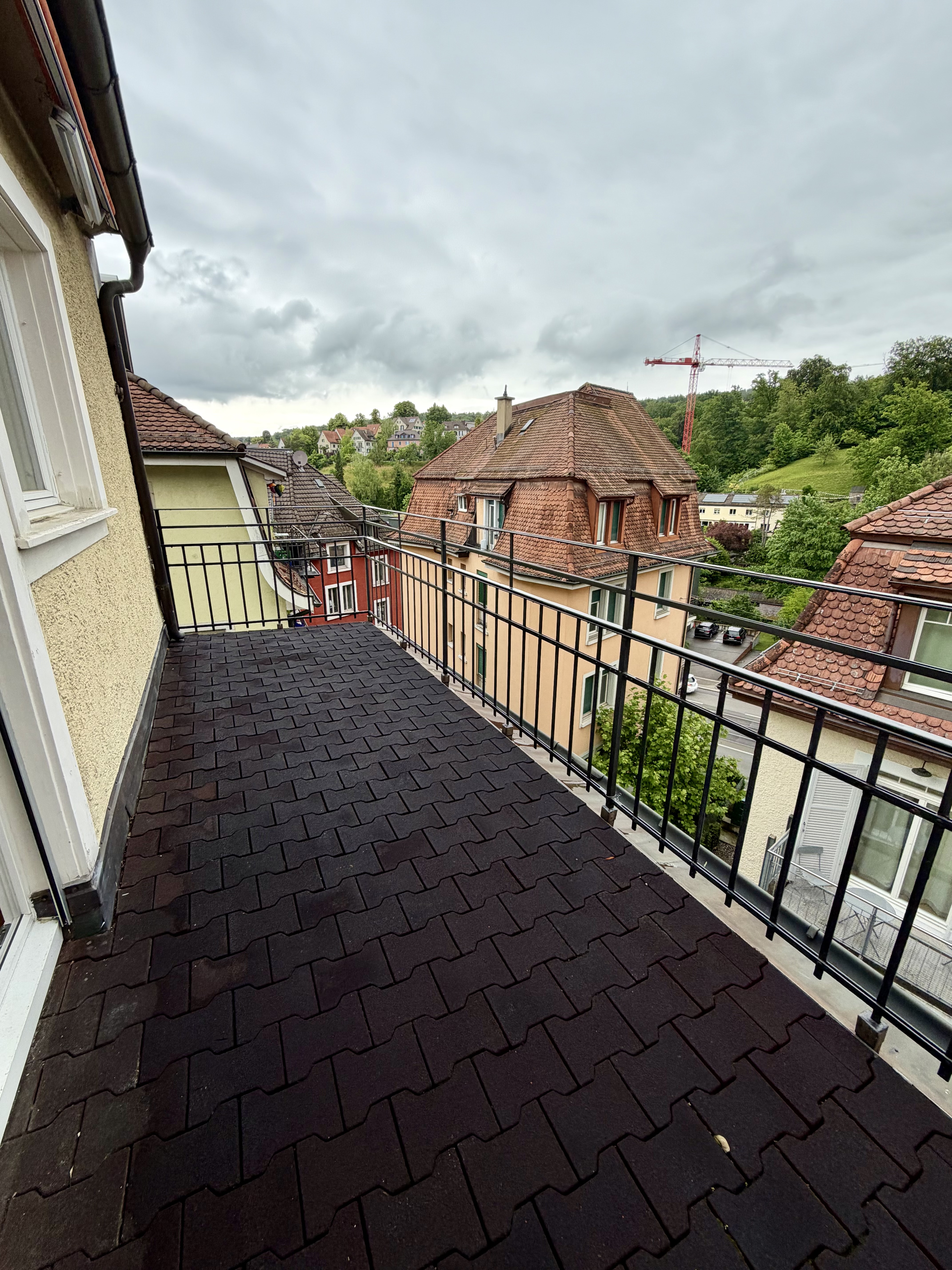 Balkon mit Blick über ein Wohnviertel