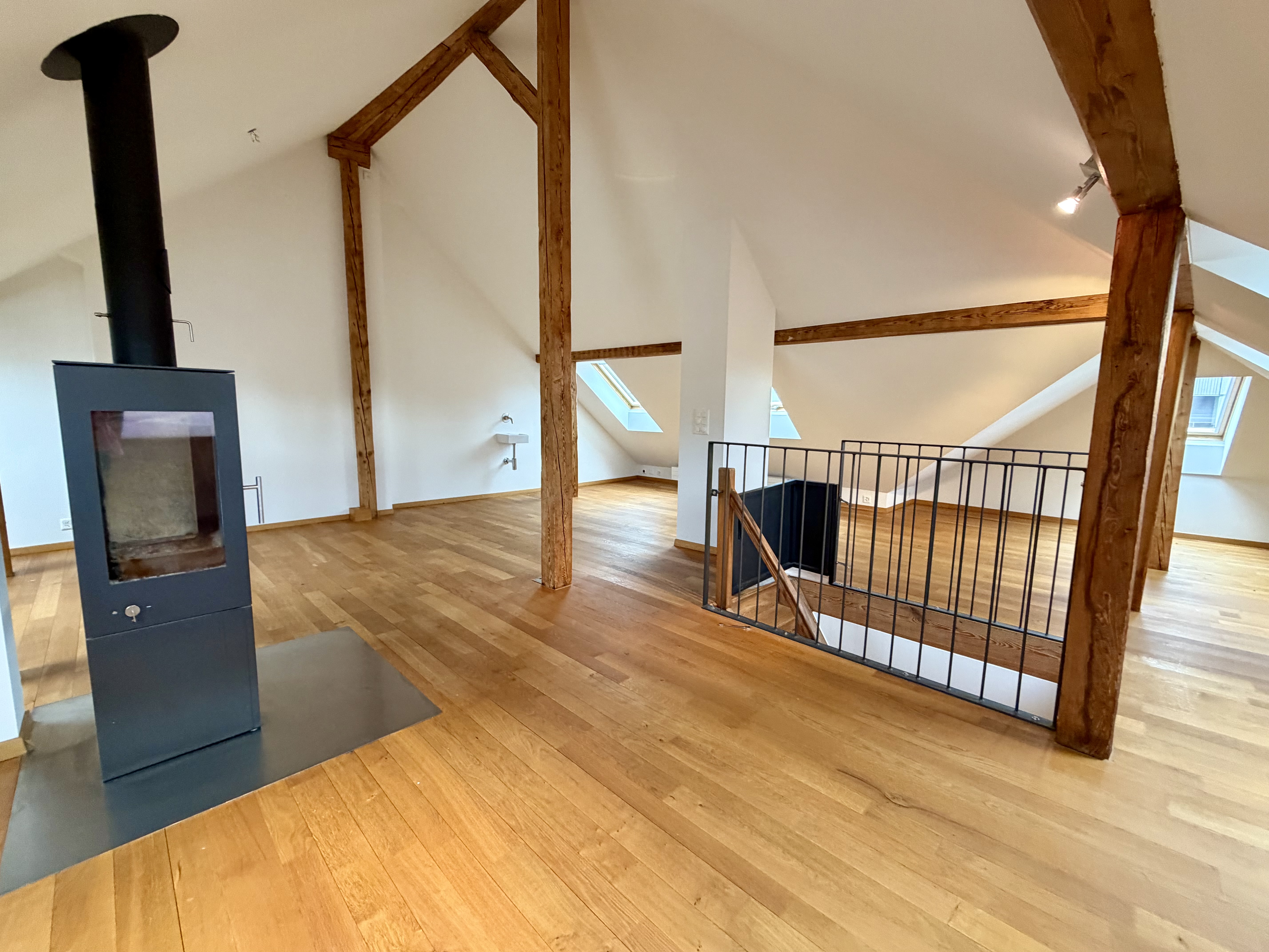 Ausgebauter Dachraum mit Kaminofen und Galerie