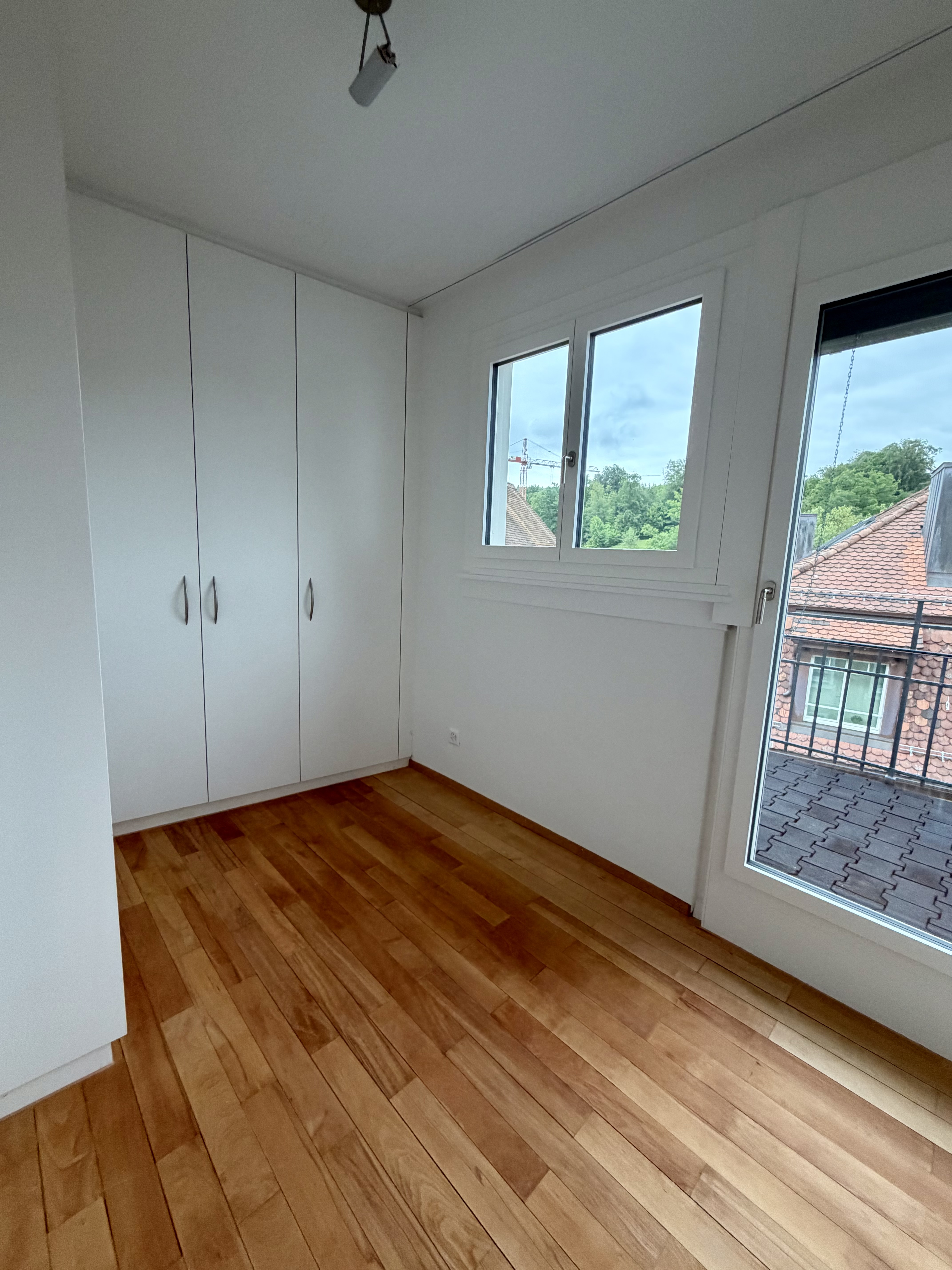 Helles Zimmer mit Einbauschrank und Balkonblick