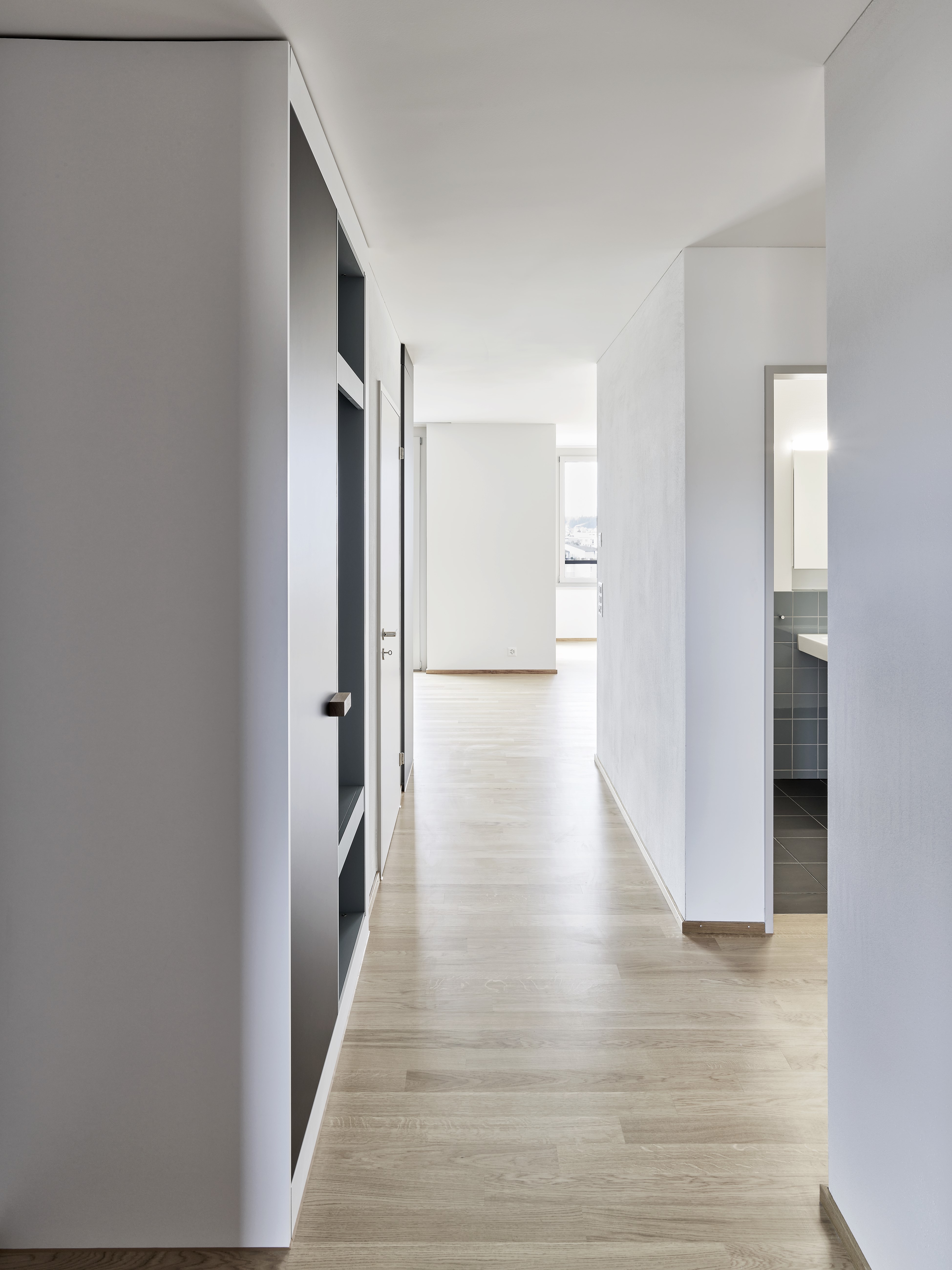 Heller, moderner Flur mit Blick in den Wohnbereich