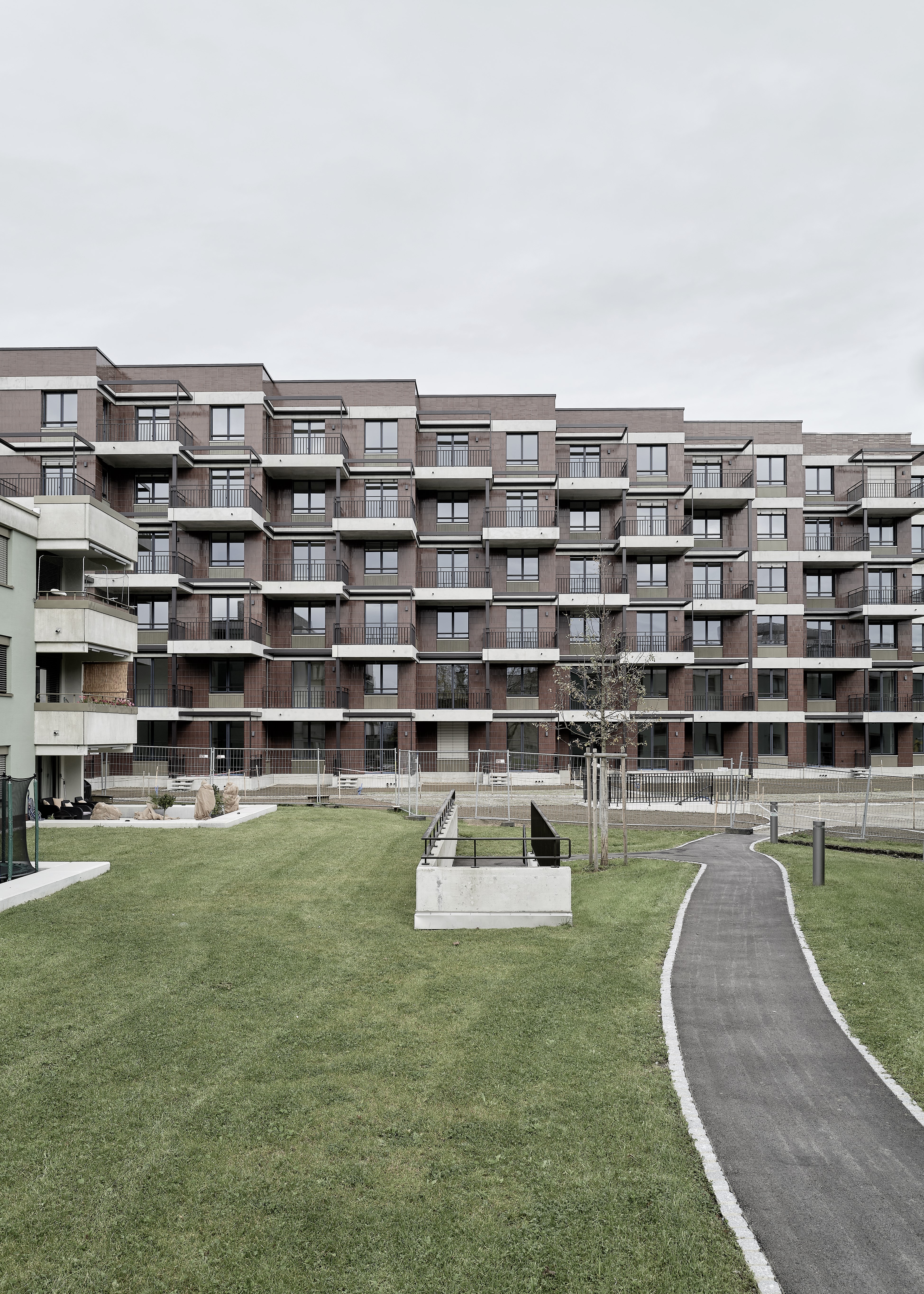 Moderner Wohnkomplex mit Gartenanlage