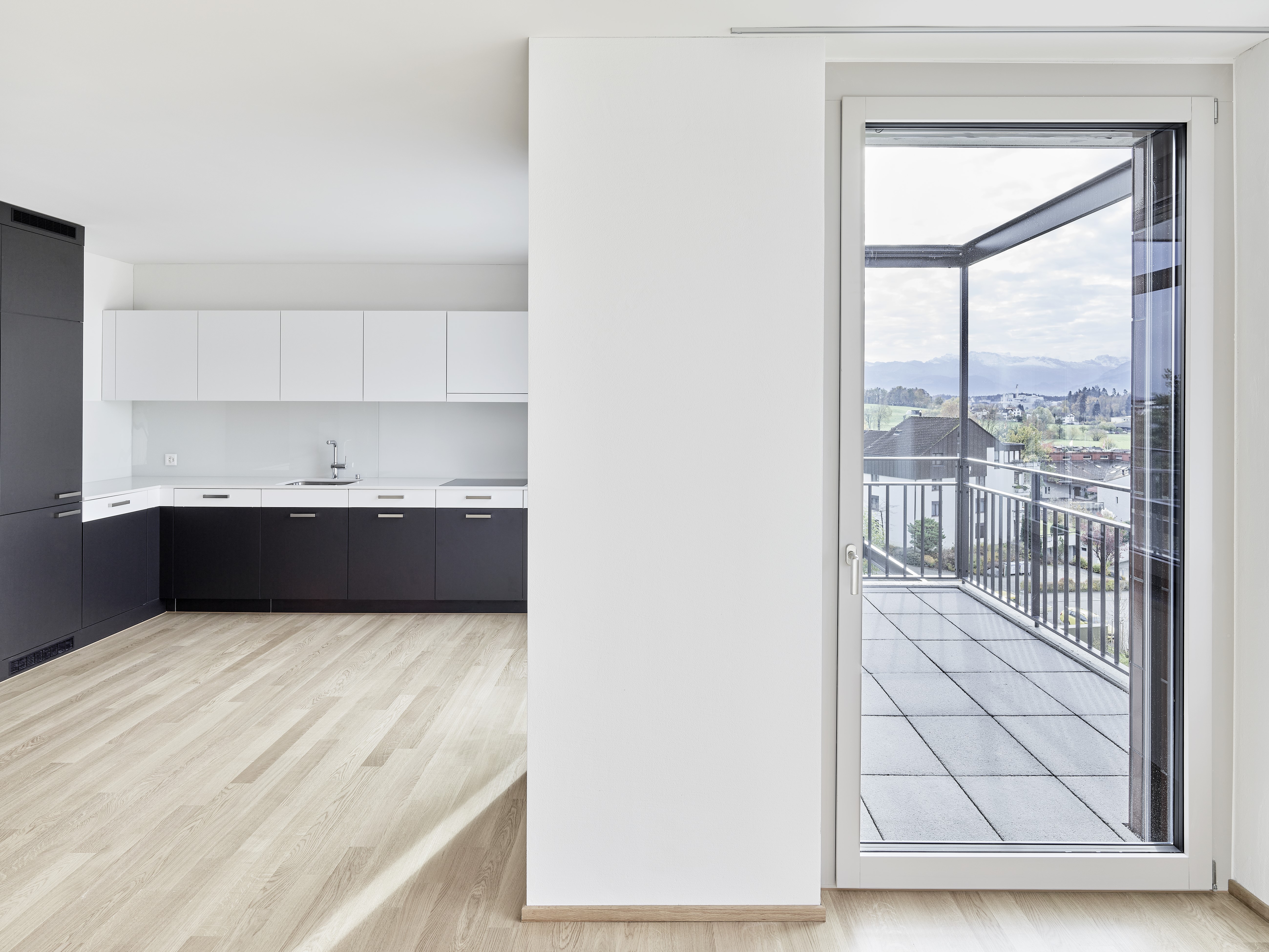 Moderne offene Küche mit Balkonblick