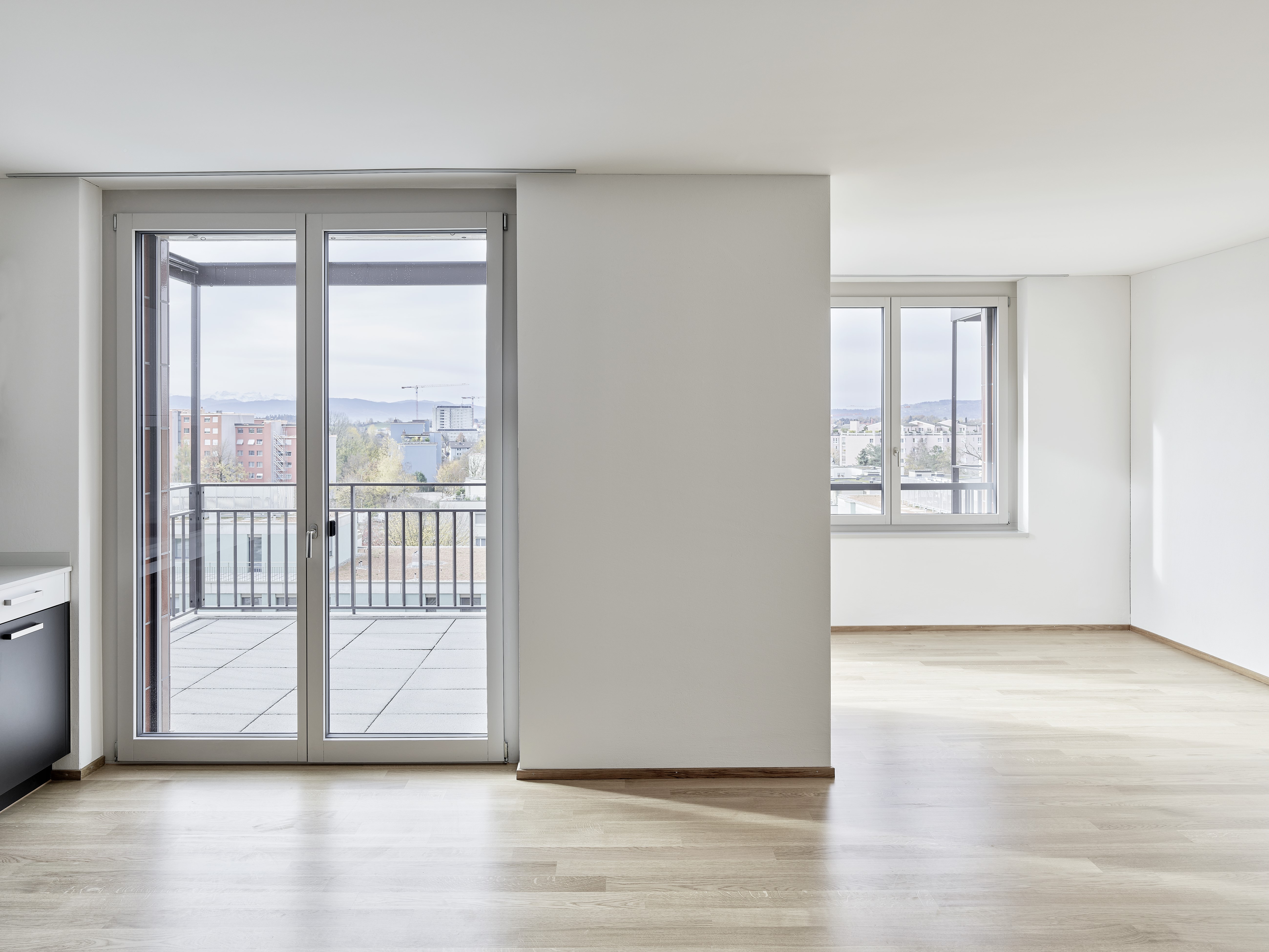 Heller Wohnraum mit Balkon und weitem Ausblick