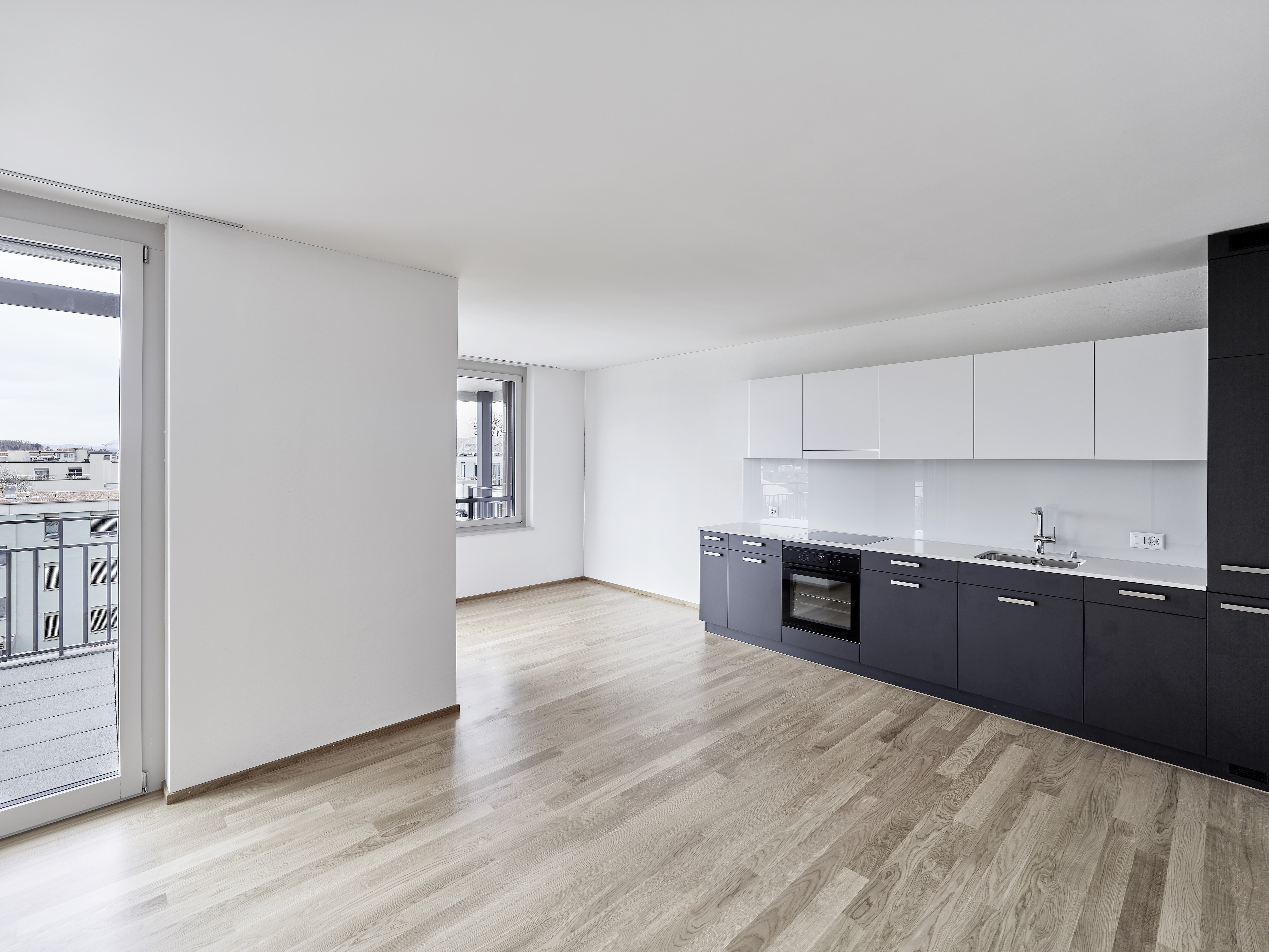 Offene, moderne Küche mit Balkonblick
