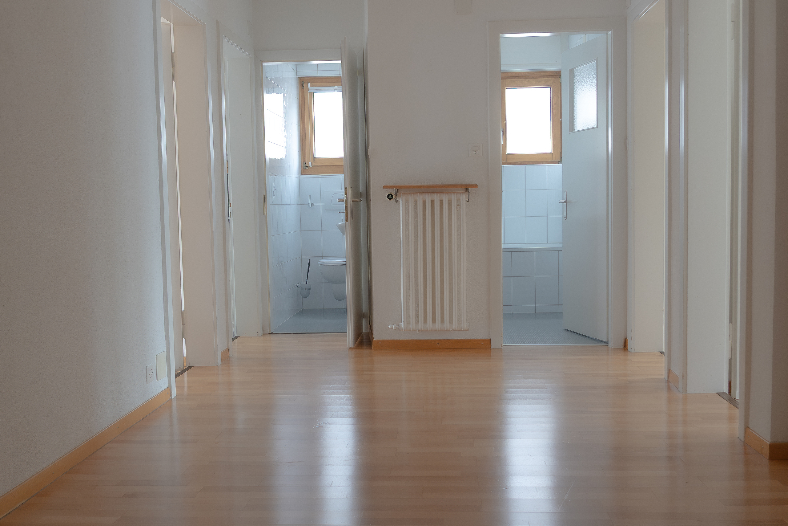 Heller Flur mit Badezimmerzugängen
