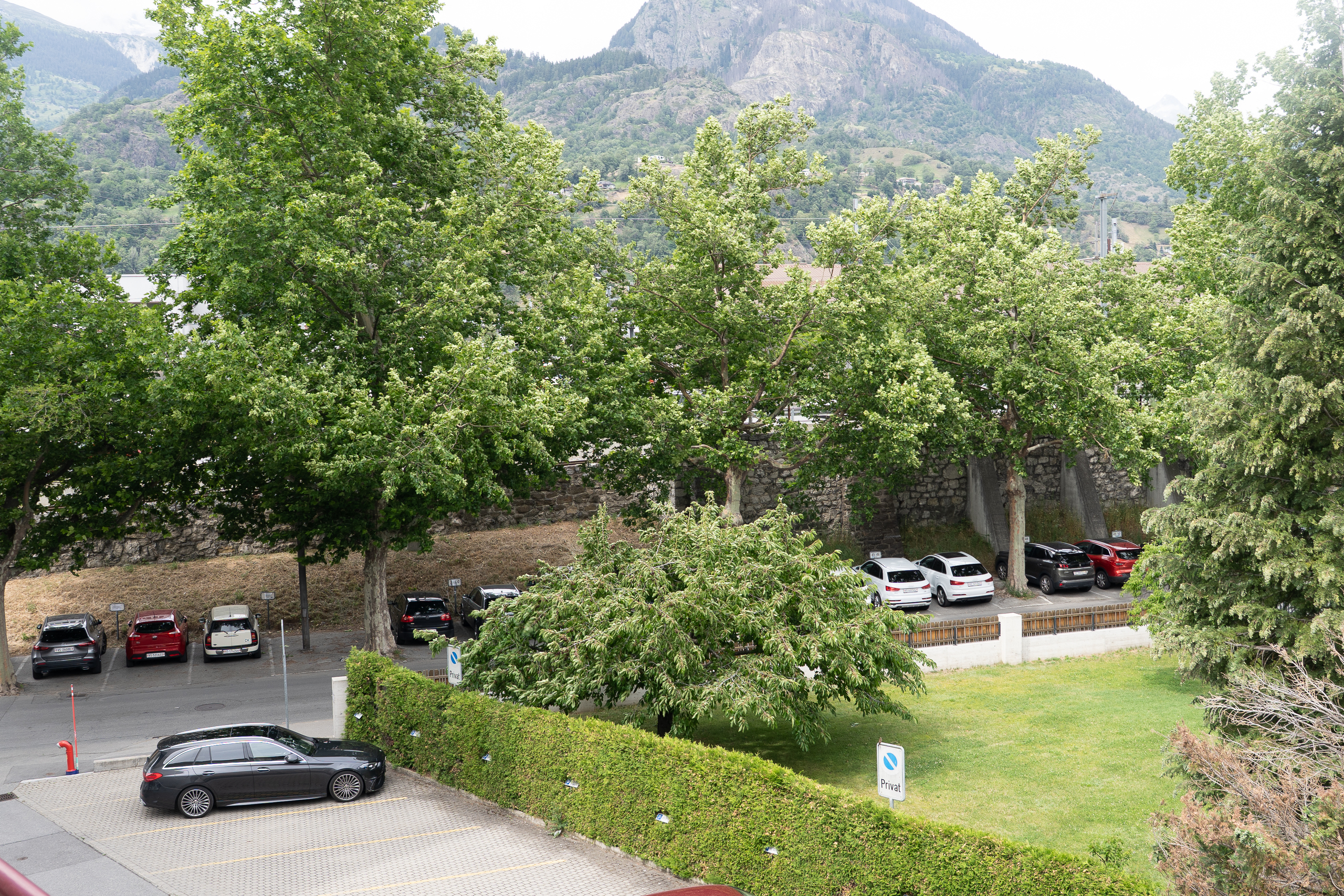 Blick auf Parkplatz und Berglandschaft