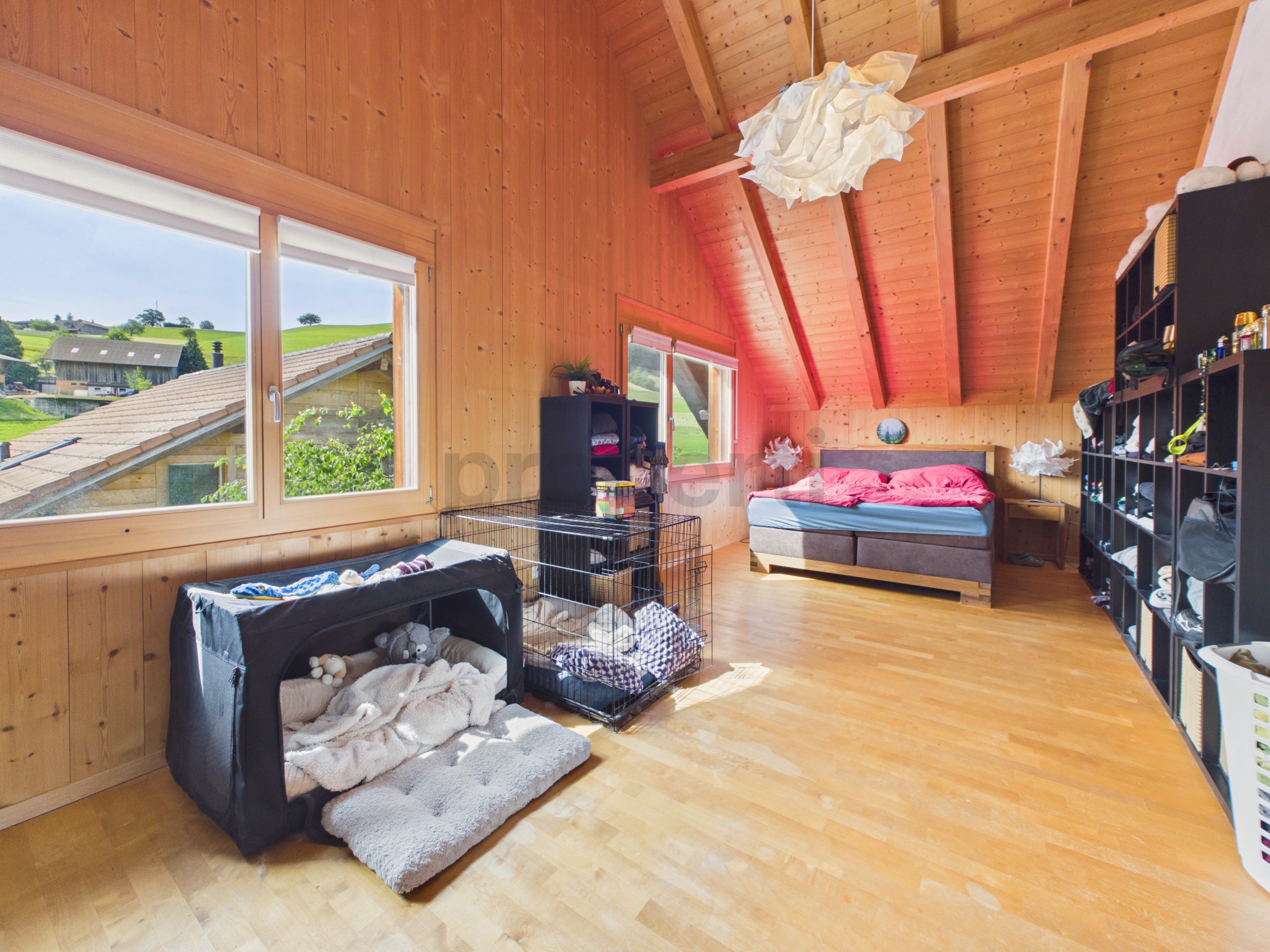 Helles Schlafzimmer im Dachgeschoss mit Holzverkleidung