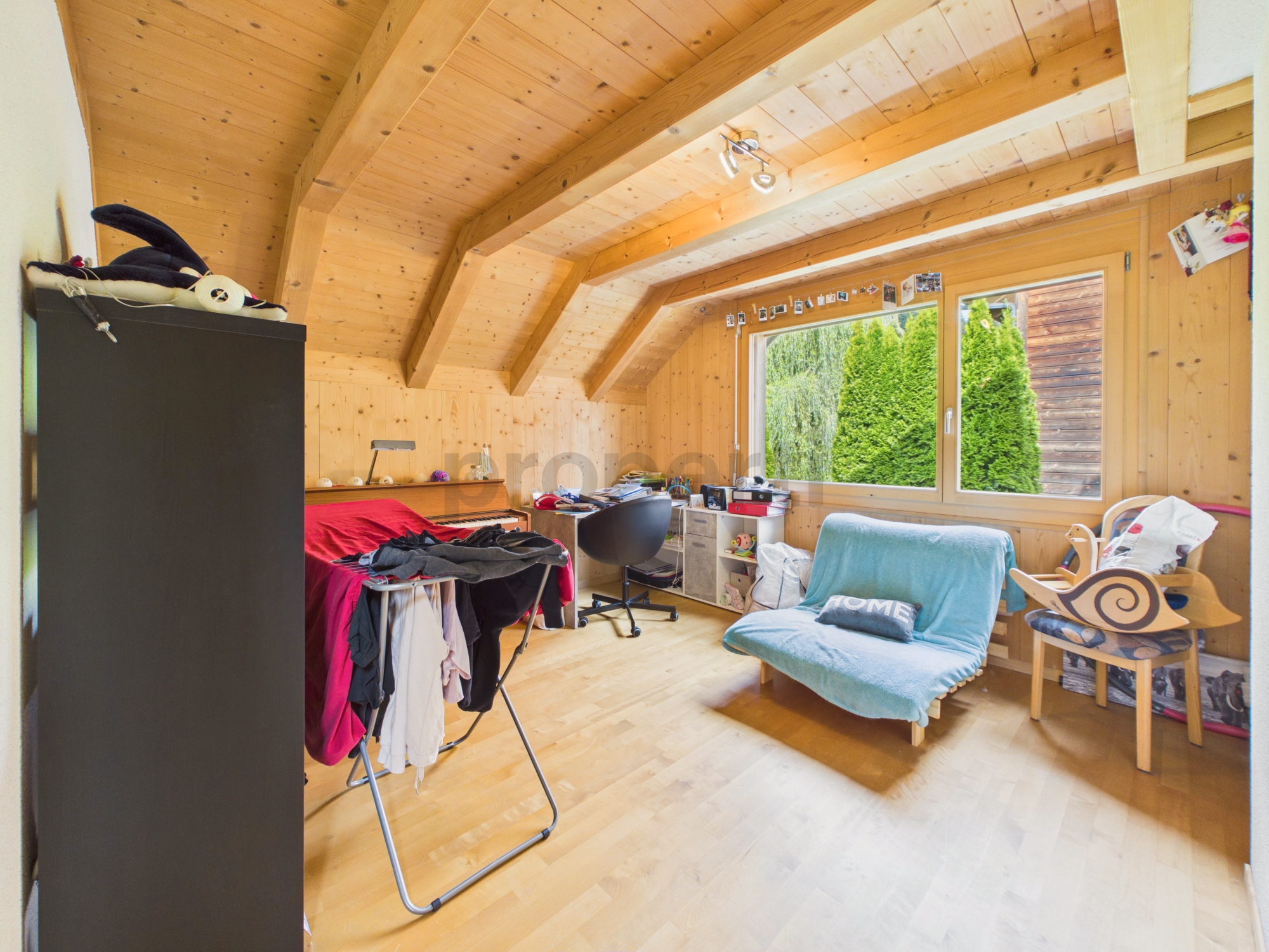 Helles Dachzimmer mit Holzverkleidung