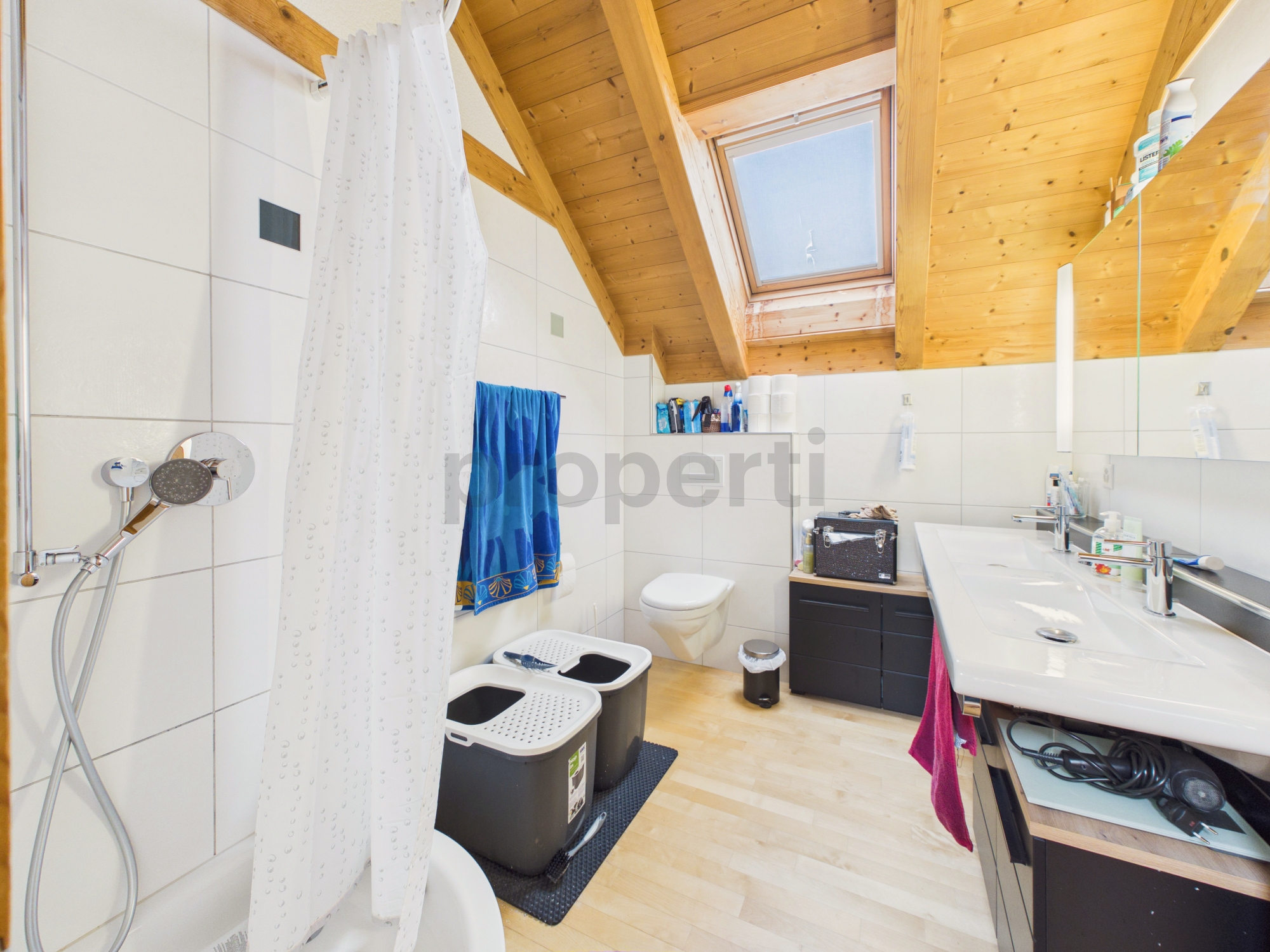 Modernes Dachbad mit Dusche und Dachfenster