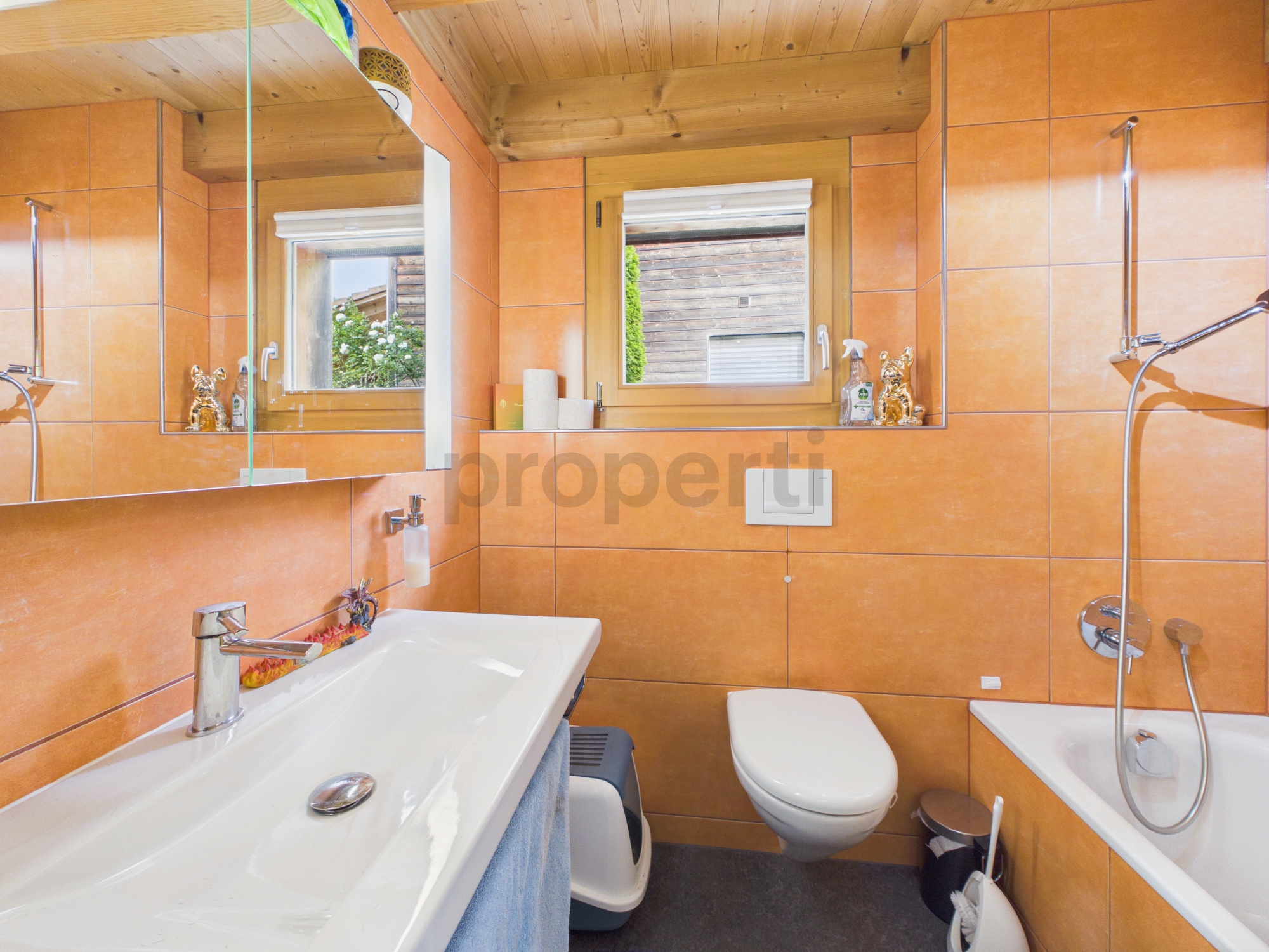Modernes Badezimmer mit orangefarbenen Fliesen und Dachfenster