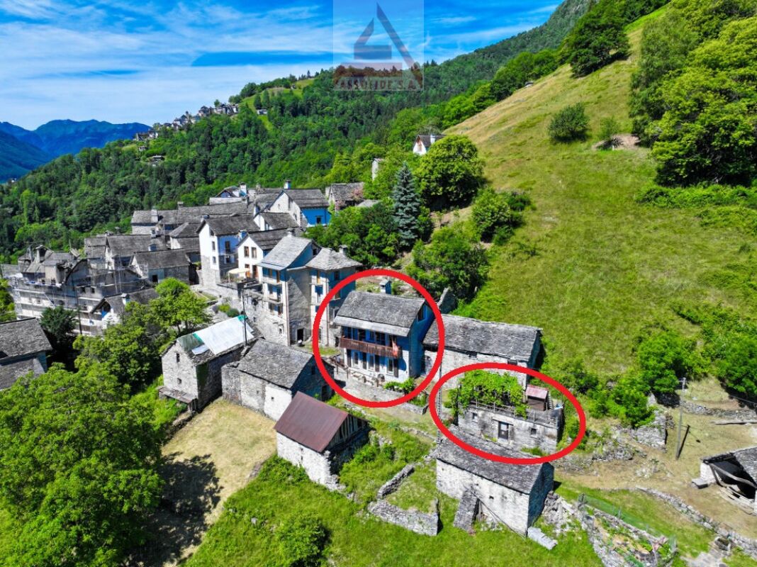 Bergdorf mit markierten Häusern