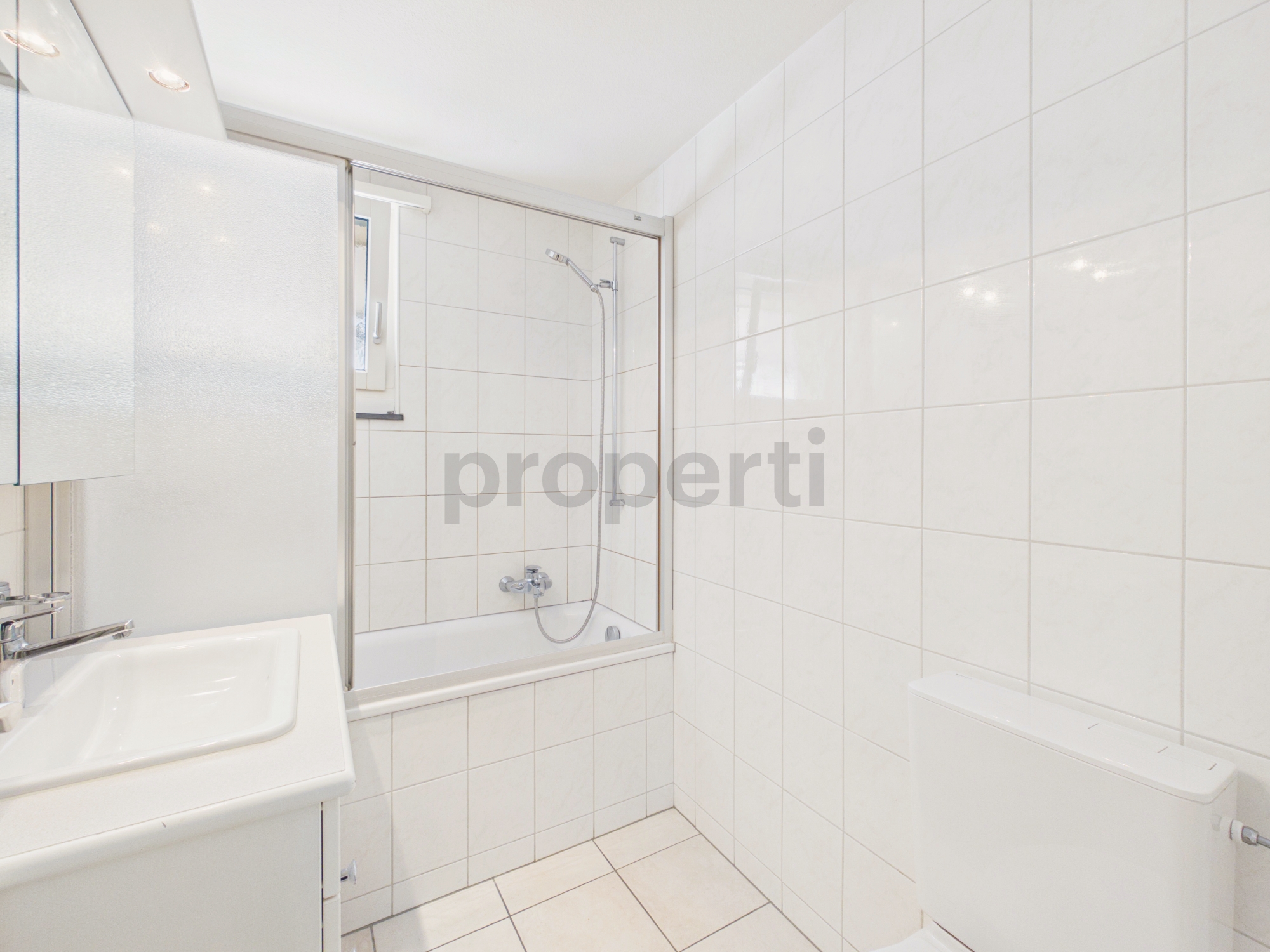 Helles, schlichtes Badezimmer mit Dusche