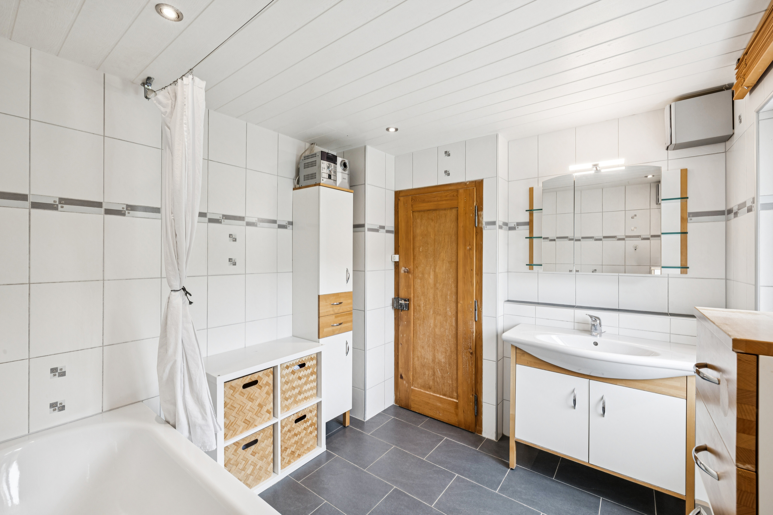 Modernes Badezimmer mit Badewanne und Waschtisch