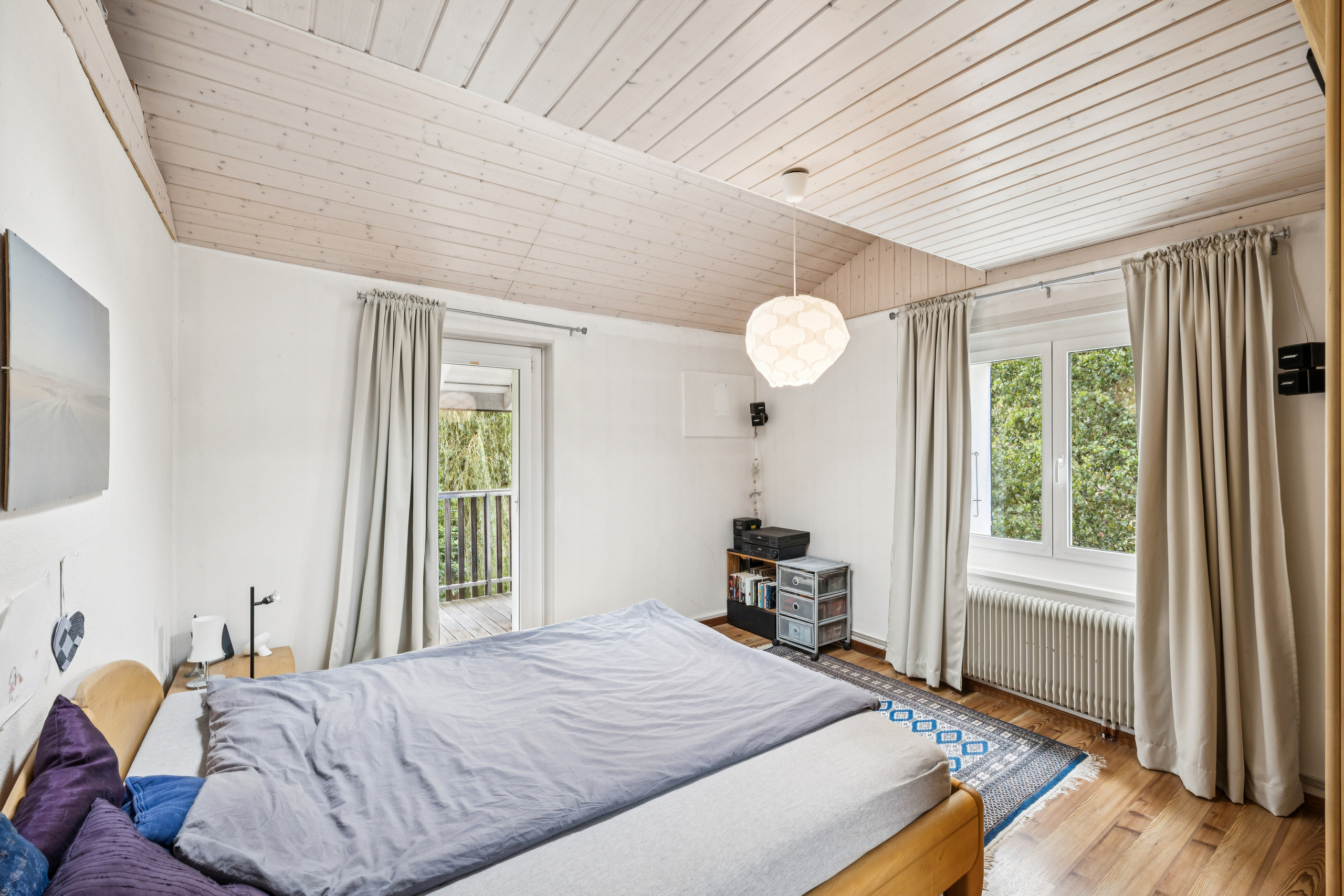 Helles Schlafzimmer mit Holzdecke
