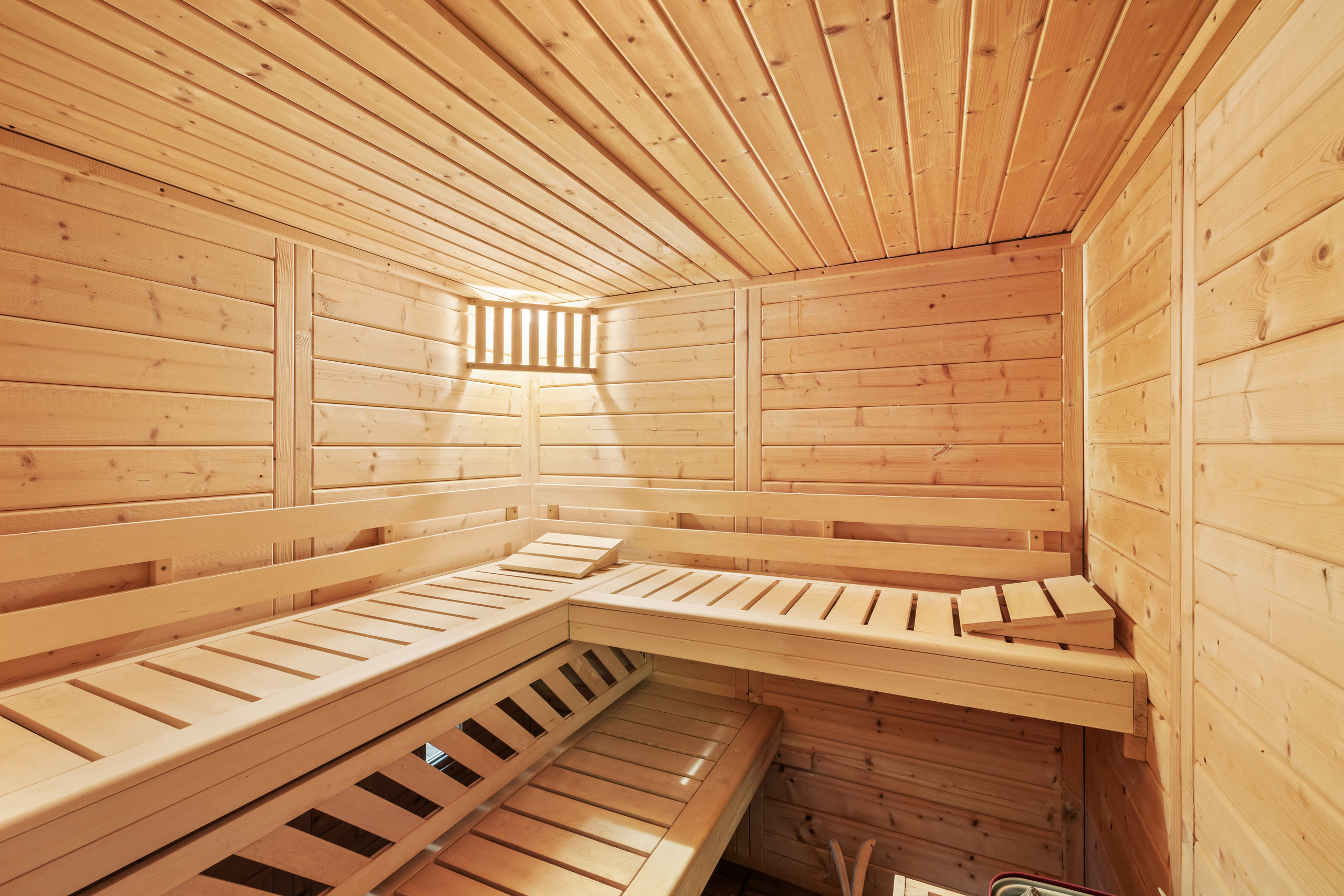 Holzsauna mit Sitzbänken