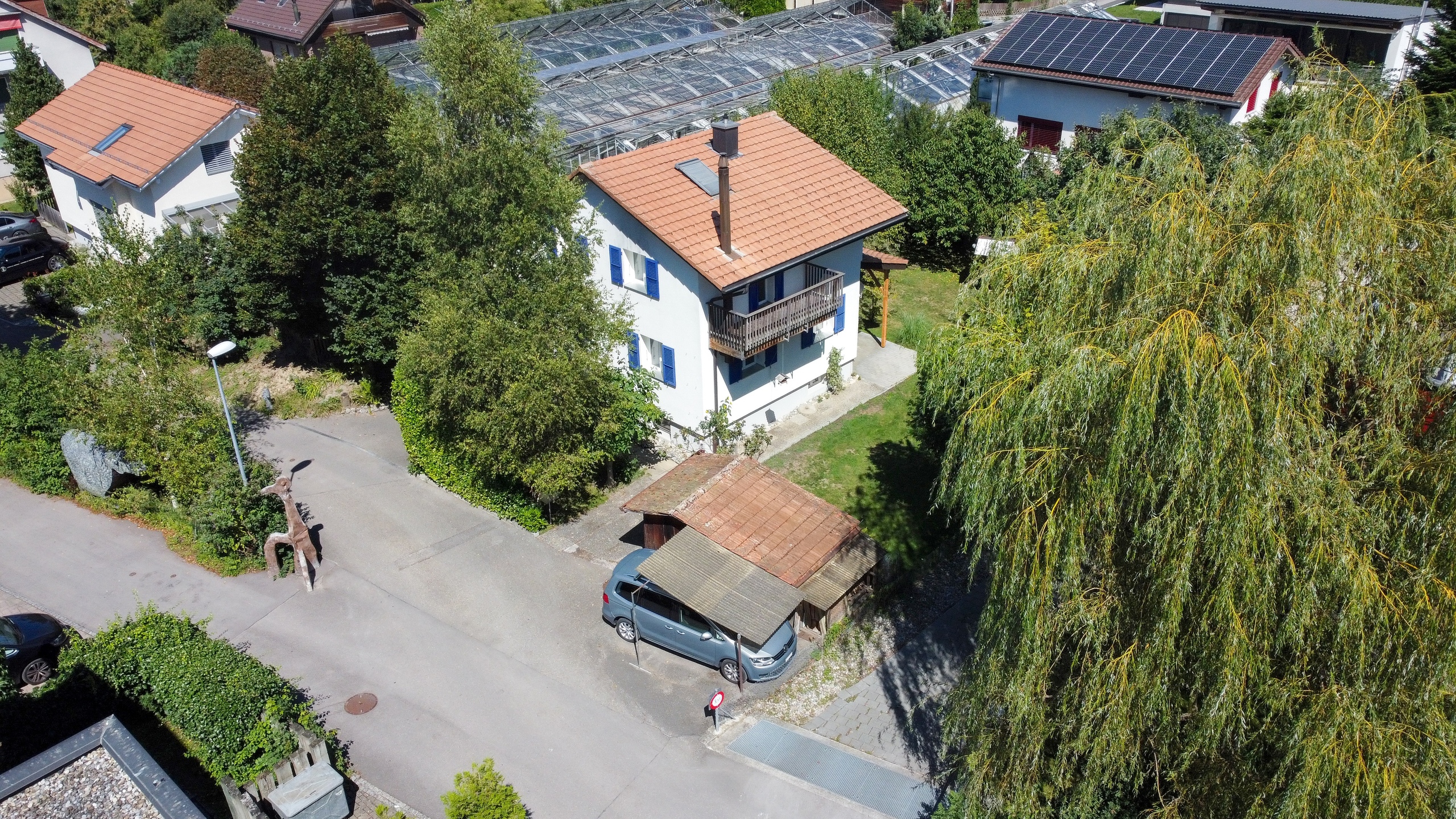 Luftaufnahme eines Wohnhauses mit Garten