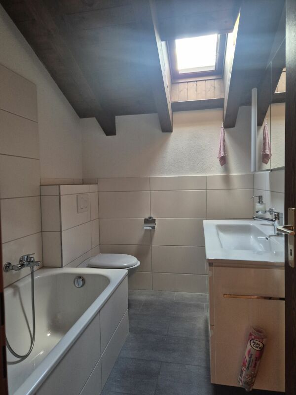 Dachbad mit Wanne und Waschtisch