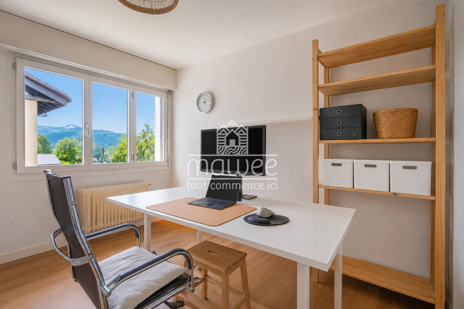 Helles Arbeitszimmer mit Bergblick