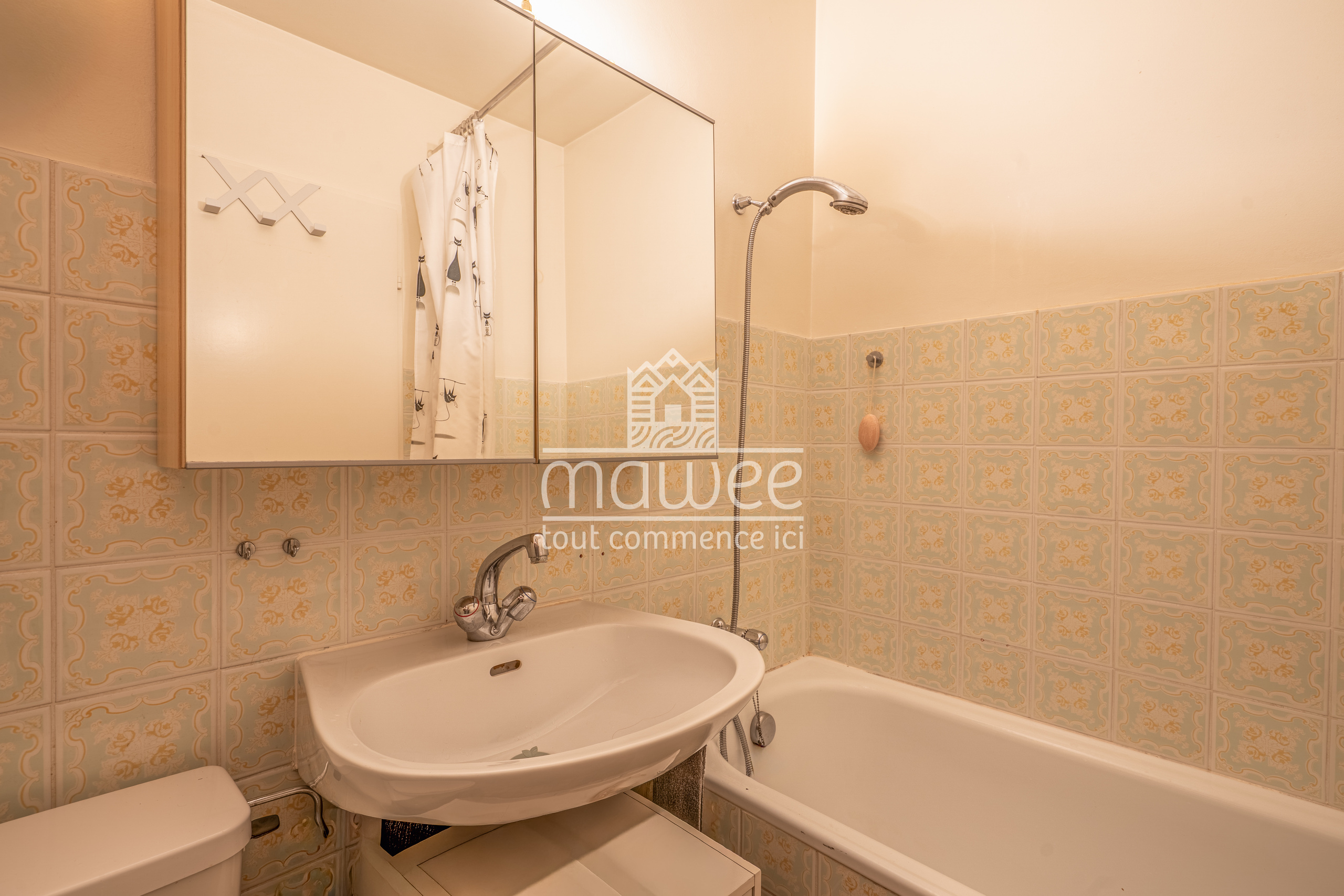Badezimmer mit Badewanne und Waschbecken