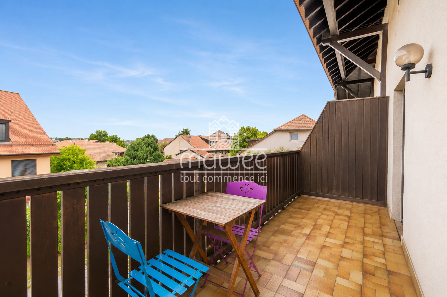 Balkon mit Tisch und Stühlen