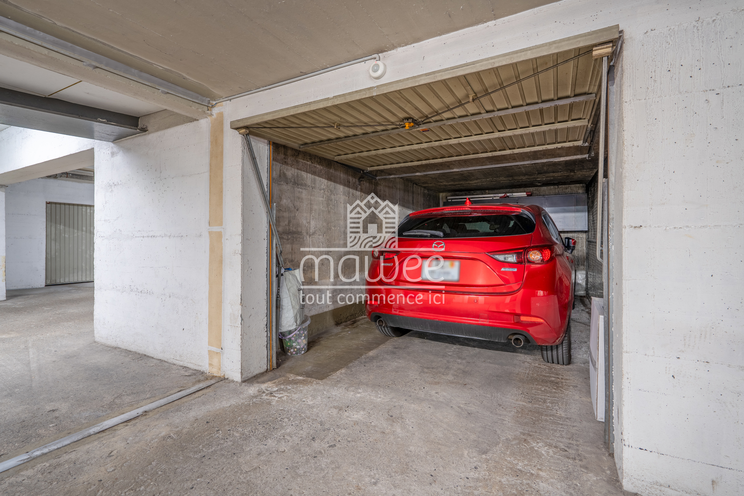 Tiefgarage mit rotem Auto