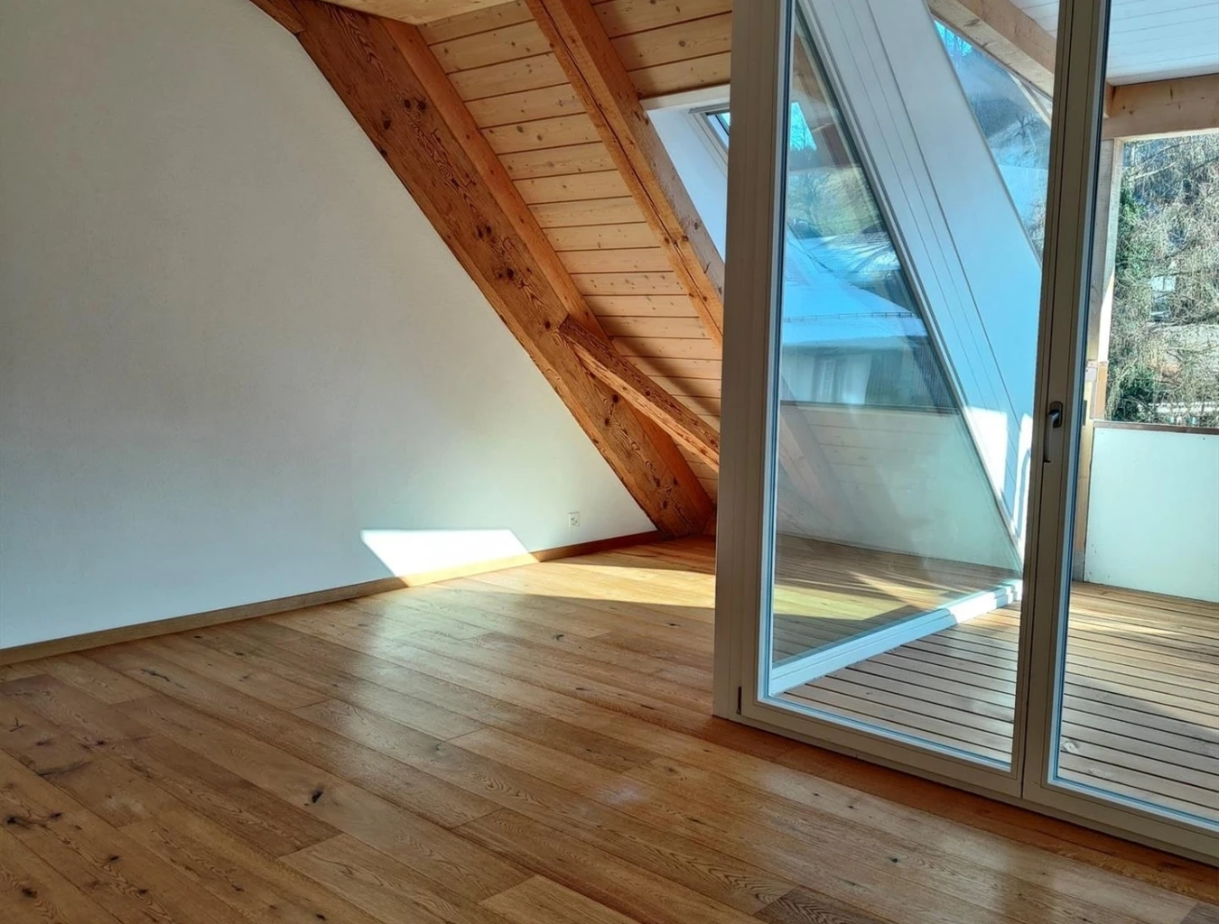 Ausgebauter Dachraum mit Holzdecke und Balkon