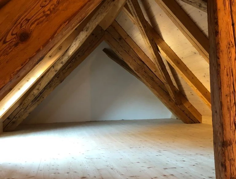 Dachboden mit sichtbaren Holzbalken