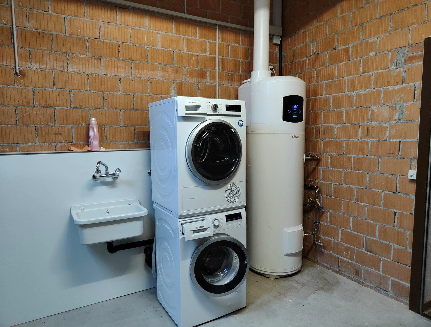 Hauswirtschaftsraum mit Heiztechnik und Waschmaschinen