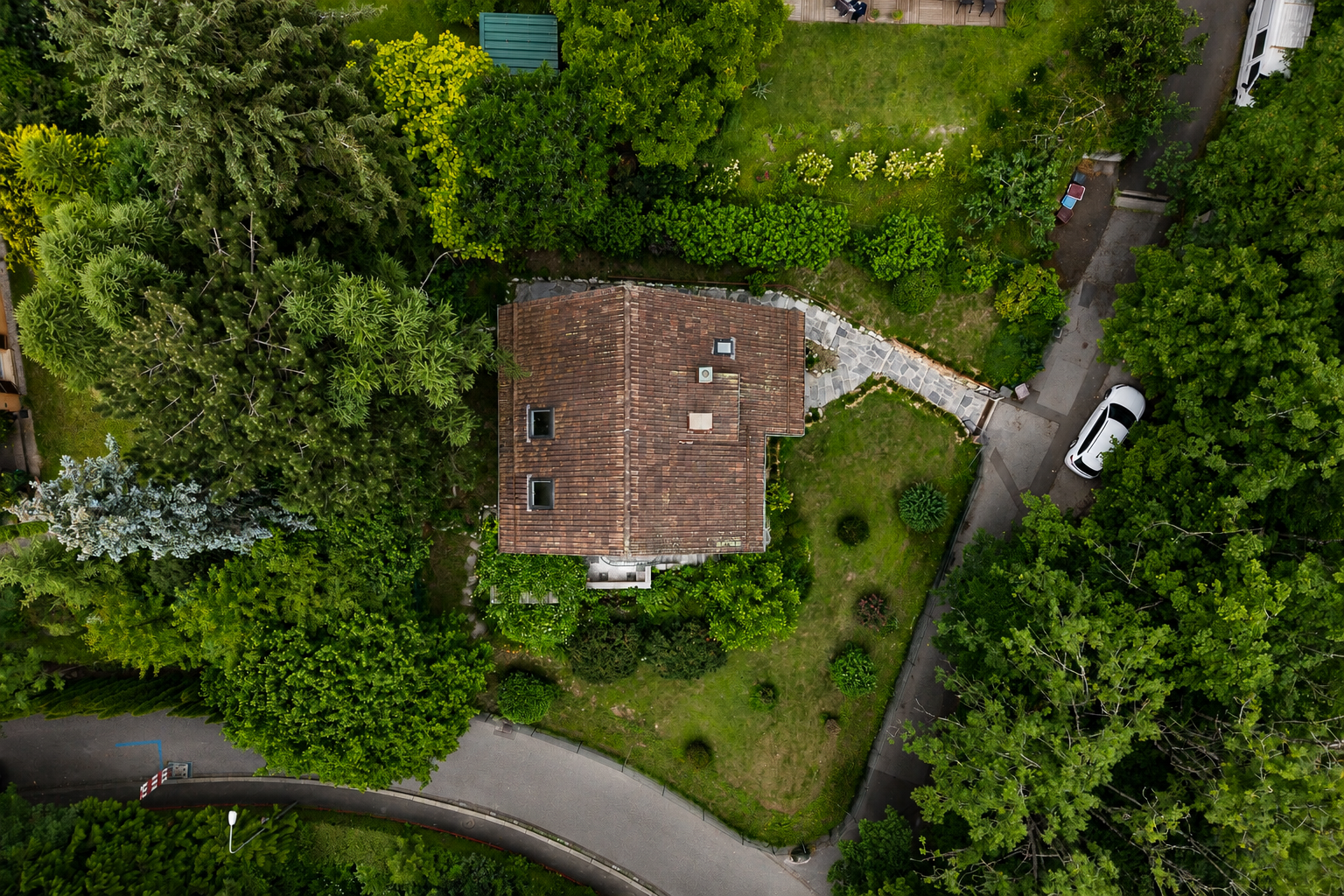 Luftaufnahme eines Hauses mit großem Garten