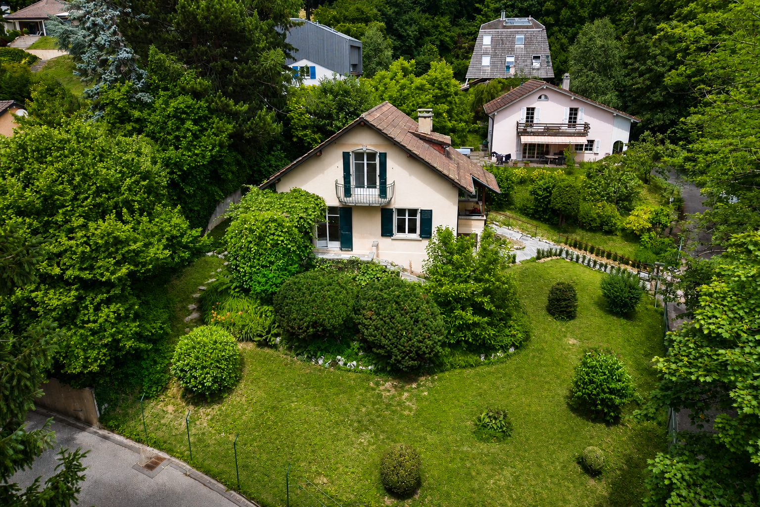 Haus mit großem Garten in grüner Hanglage