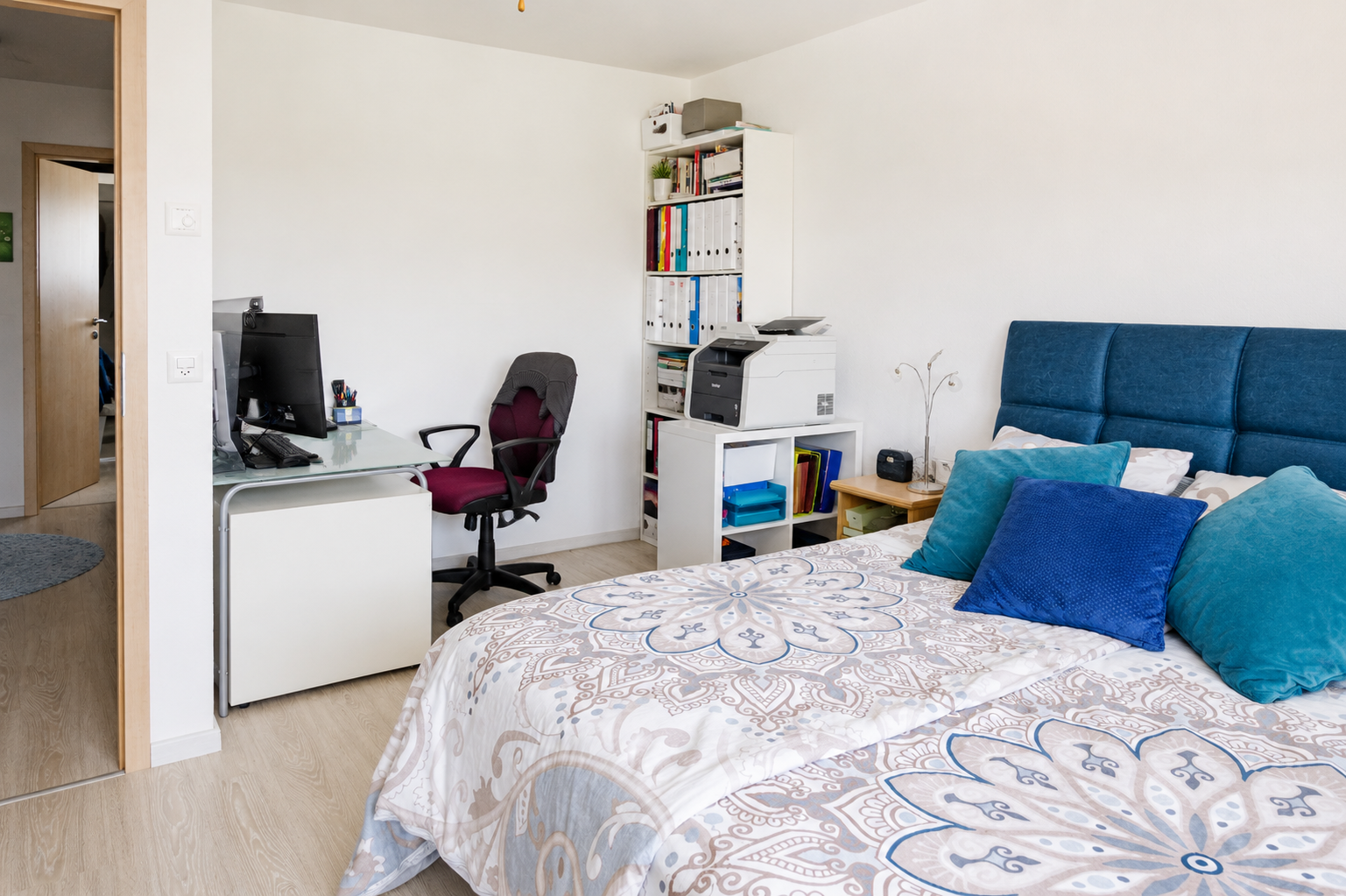 Schlafzimmer mit Arbeitsbereich