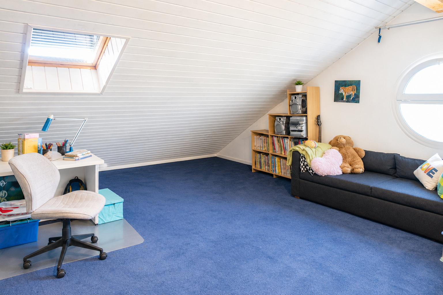 Ausgebautes Dachzimmer mit Arbeits- und Wohnbereich