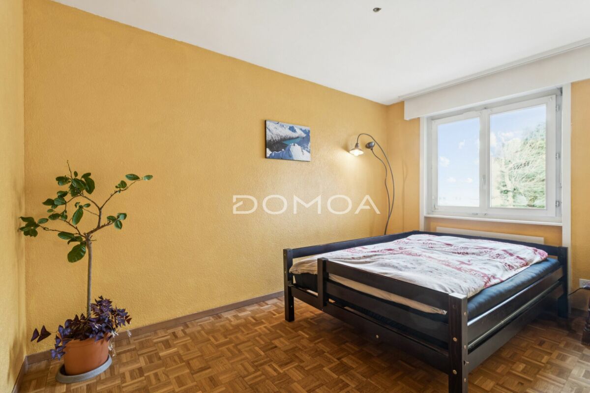 Schlafzimmer mit Bett und Fenster