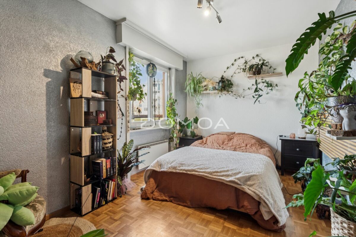 Gemütliches Schlafzimmer mit vielen Pflanzen