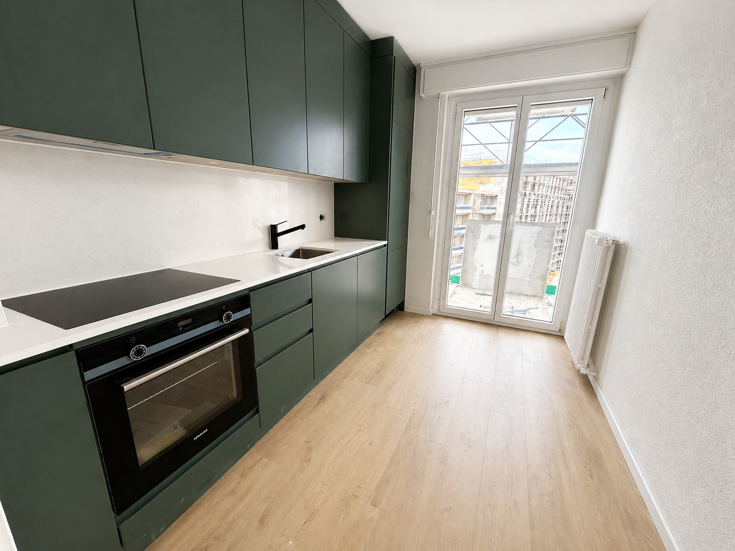 Moderne schmale Küche mit Balkon