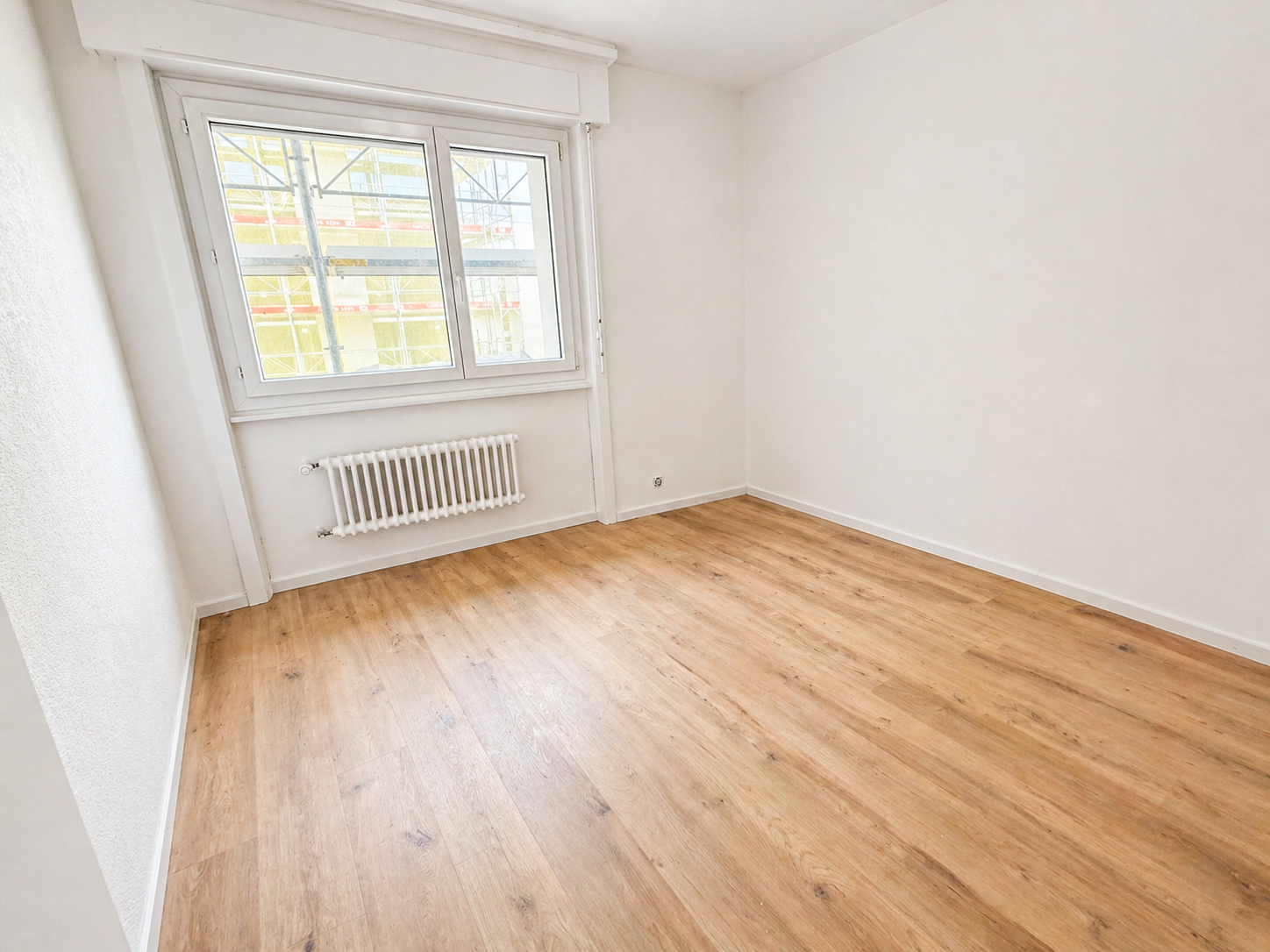 Leerer heller Raum mit Holzoptikboden