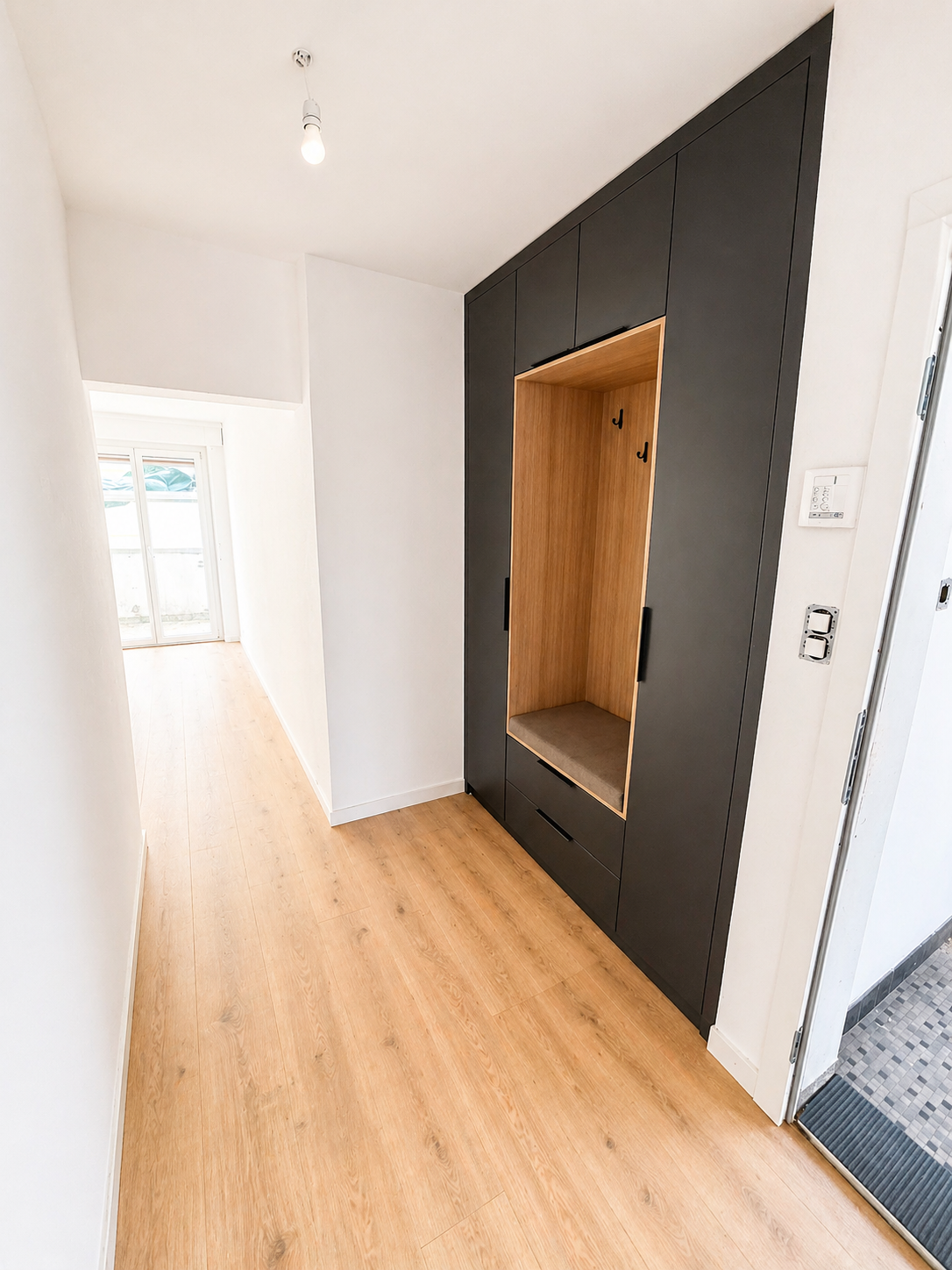 Moderner Flur mit Einbauschrank