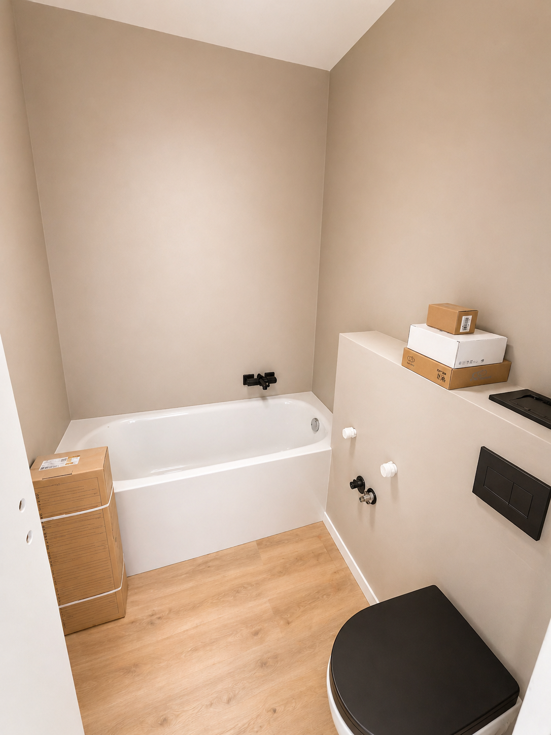 Modernes Badezimmer mit Badewanne und WC