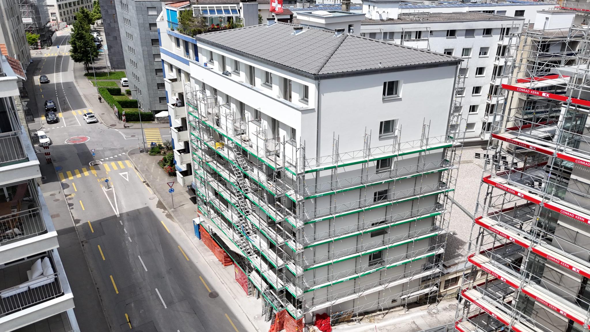 Mehrfamilienhaus mit Gerüst in urbaner Umgebung