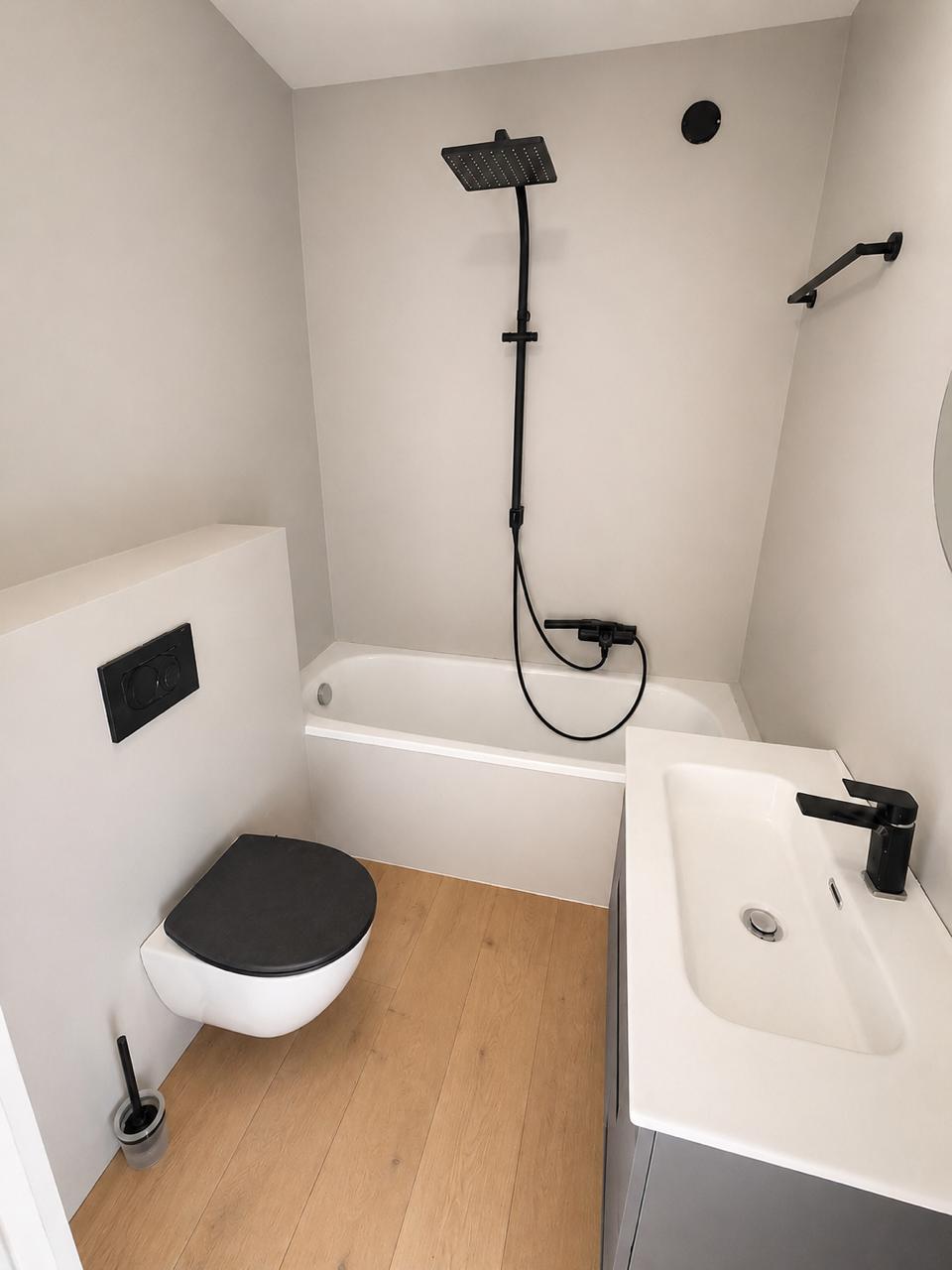 Modernes Bad mit Badewanne, WC und Waschtisch