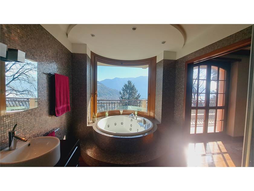 Luxuriöses Badezimmer mit Panoramafenster und Whirlpool