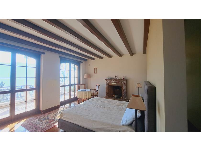 Schlafzimmer mit Kamin und Terrassentüren